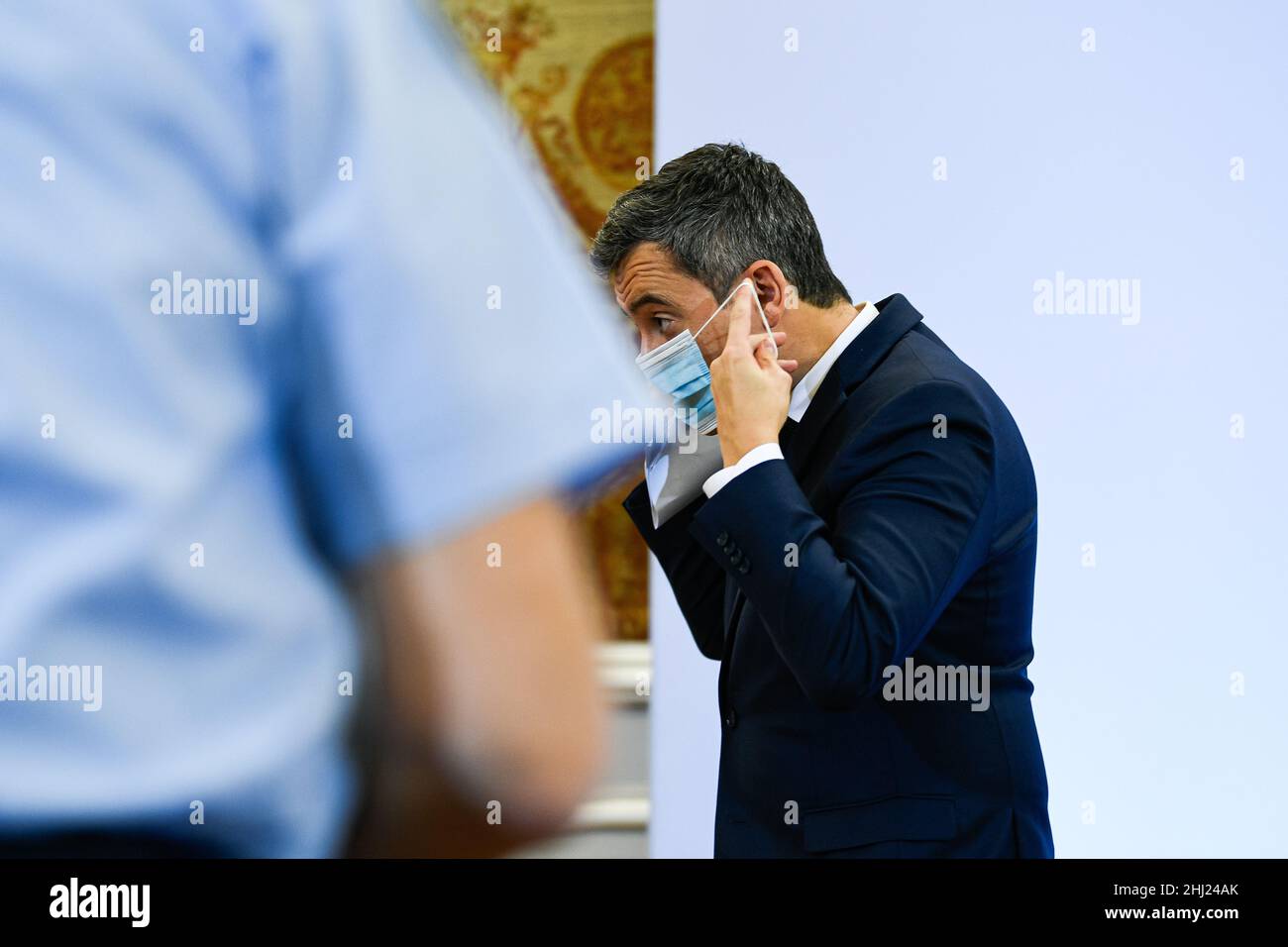 Innenminister Gerald Darmanin hat sich während einer Pressekonferenz über die Migration über den Kanal und die Entscheidungen des Presids von der Maske abgesetzt Stockfoto
