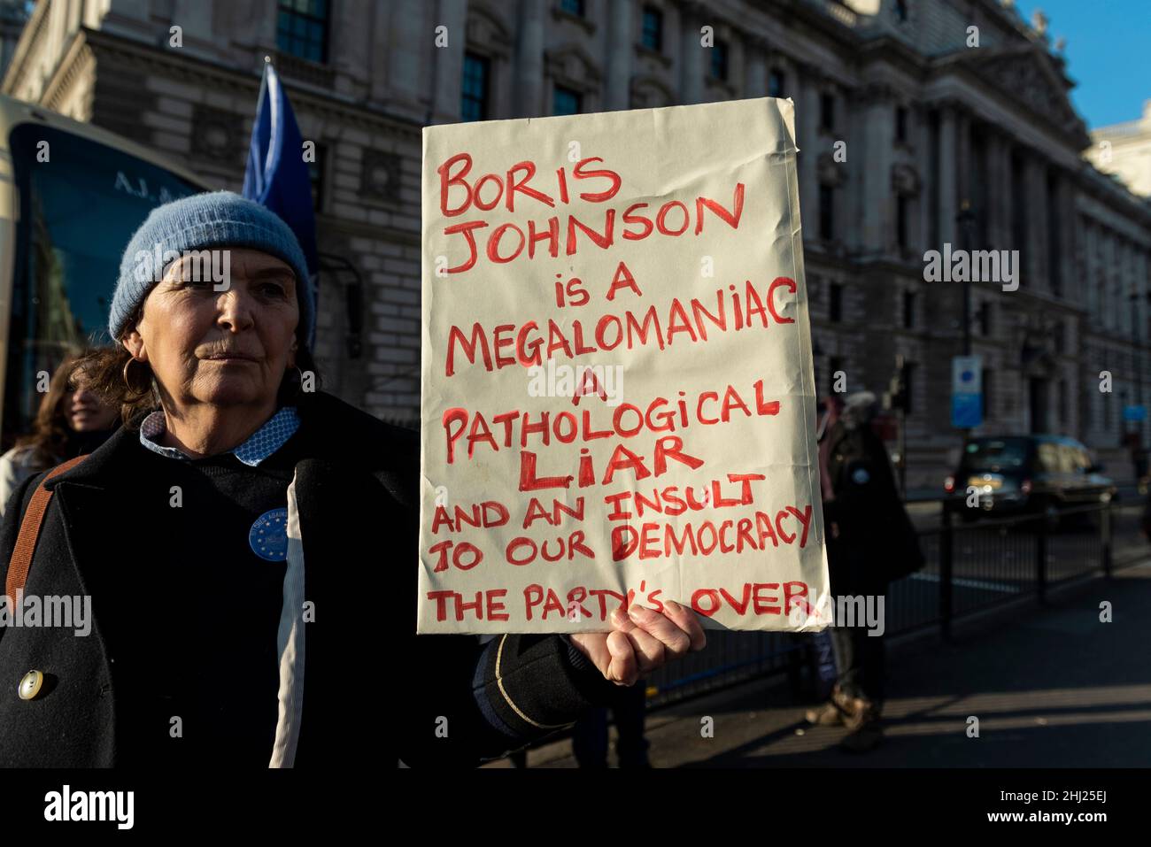 London, Großbritannien. 26. Januar 2022. Ein Anti-Boris-Protestler mit einem Schild in der Parliament Street. Boris Johnson stand vor den Fragen des Premierministers (PMQs) im Unterhaus und steht unter dem Druck von Abgeordneten, auf Fragen zu Parteien zu antworten, die seit dem 20. Mai 2020 in der Downing Street abgehalten wurden, zu einer Zeit, als britische Sperrbeschränkungen soziale Versammlungen verboten hatten. Die Metropolitan Police untersucht die Parteien auf der Grundlage von Informationen des Untersuchungsteams des Kabinetts, das von der Beamtin, der Beamtin, der Polizeibeamten, der Polizeidirektion, geleitet wird. Die Veröffentlichung von Herrn Grays Bericht steht unmittelbar bevor. Kredit: Stephen Chung / Alamy Live Nachrichten Stockfoto