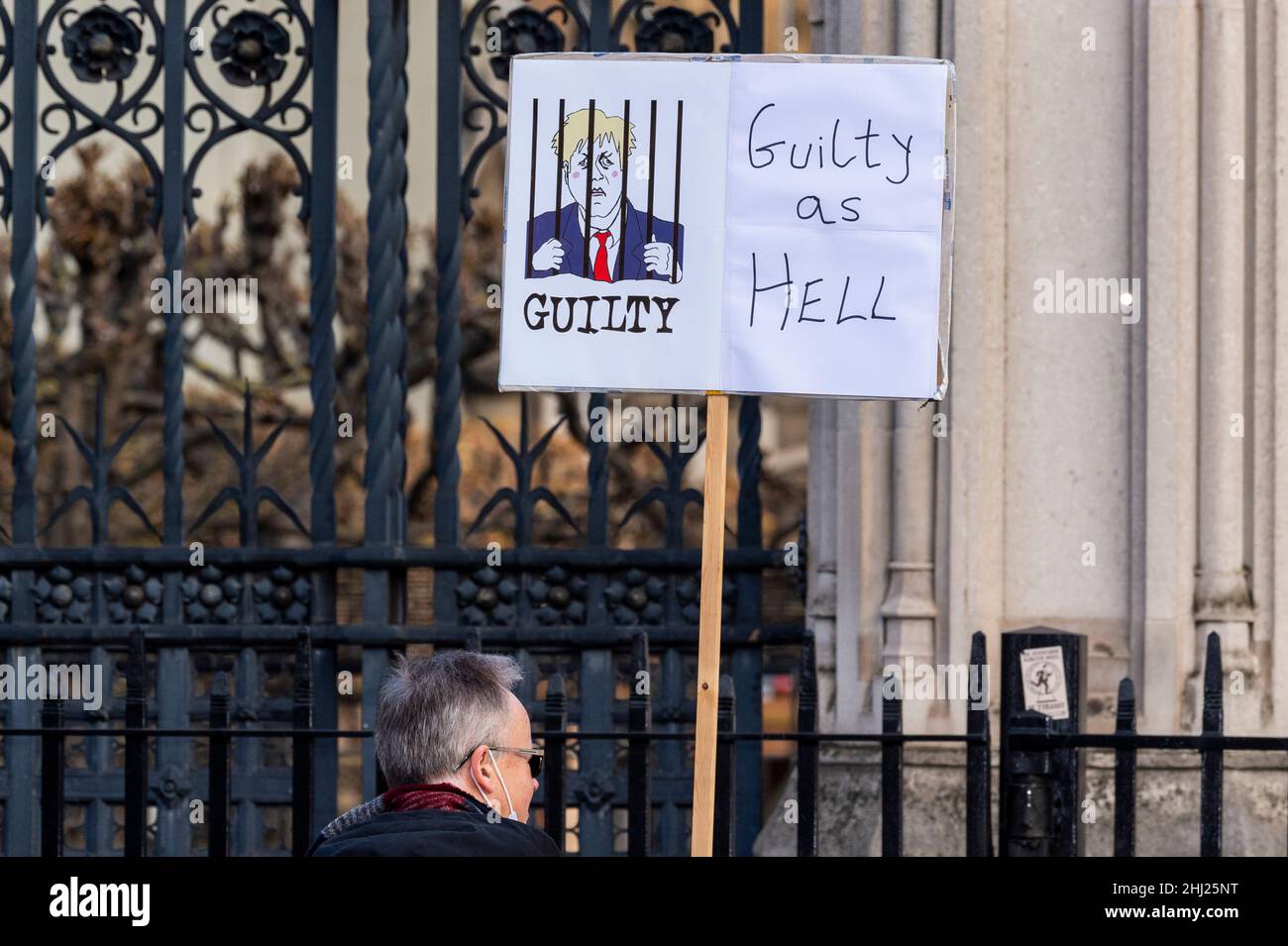 London, Großbritannien. 26. Januar 2022. Ein Anti-Boris-Protestler mit einem Schild in der Parliament Street. Boris Johnson stand vor den Fragen des Premierministers (PMQs) im Unterhaus und steht unter dem Druck von Abgeordneten, auf Fragen zu Parteien zu antworten, die seit dem 20. Mai 2020 in der Downing Street abgehalten wurden, zu einer Zeit, als britische Sperrbeschränkungen soziale Versammlungen verboten hatten. Die Metropolitan Police untersucht die Parteien auf der Grundlage von Informationen des Untersuchungsteams des Kabinetts, das von der Beamtin, der Beamtin, der Polizeibeamten, der Polizeidirektion, geleitet wird. Die Veröffentlichung von Herrn Grays Bericht steht unmittelbar bevor. Kredit: Stephen Chung / Alamy Live Nachrichten Stockfoto