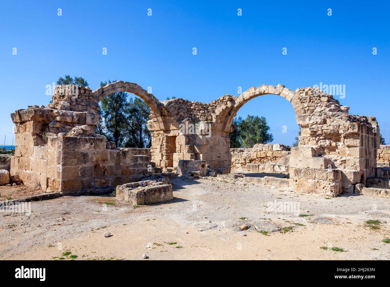 Ruinen von Saranda Kolones (Saranta Kolones) innerhalb des Archäologischen Parks Kato Pathos (Paphos) in Zypern, der beliebte touristische Urlaubsreisedesti ist Stockfoto