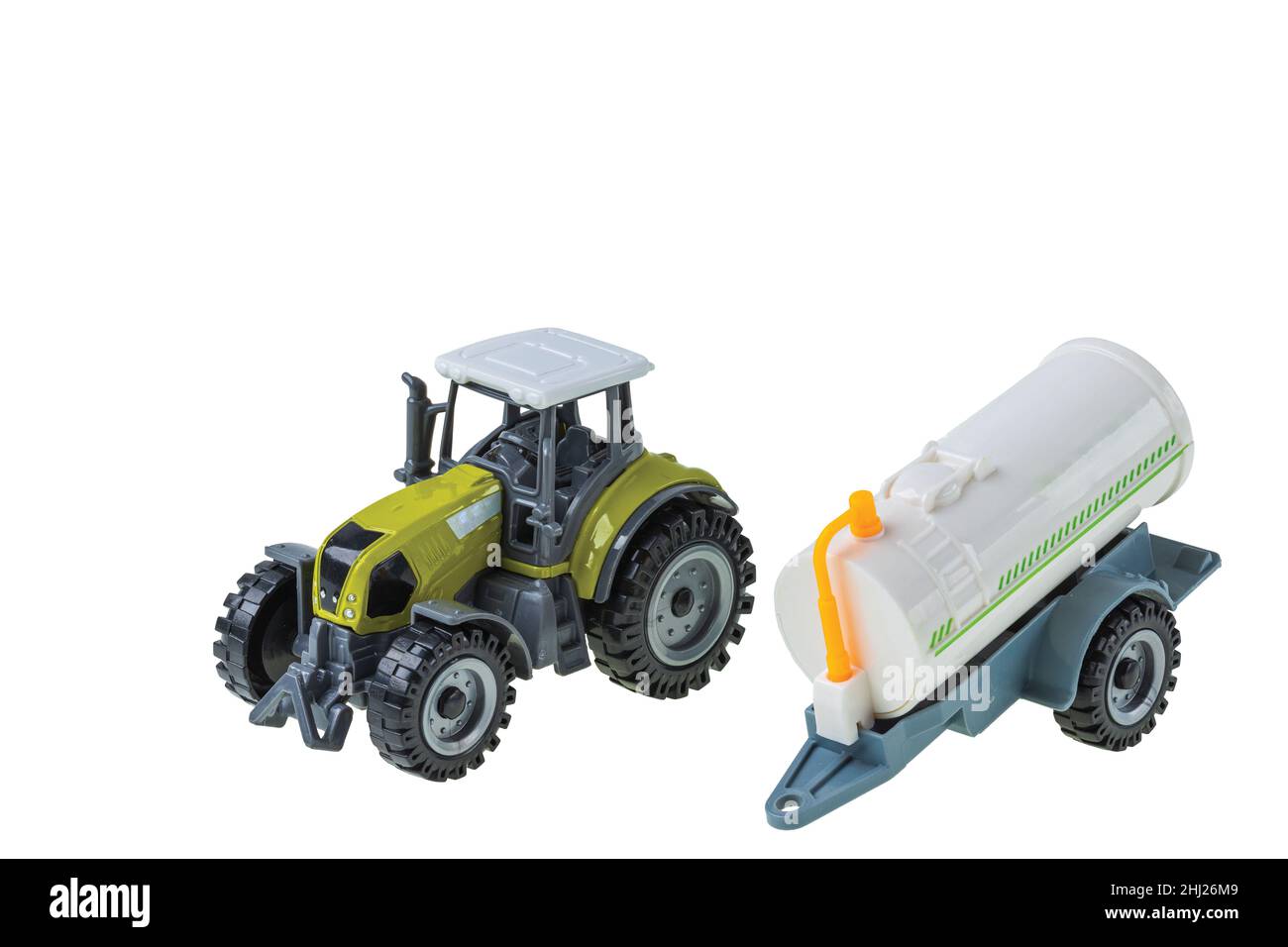 Nahaufnahme von Spielzeugtraktor und Wasseranhänger isoliert auf weißem Hintergrund. Stockfoto