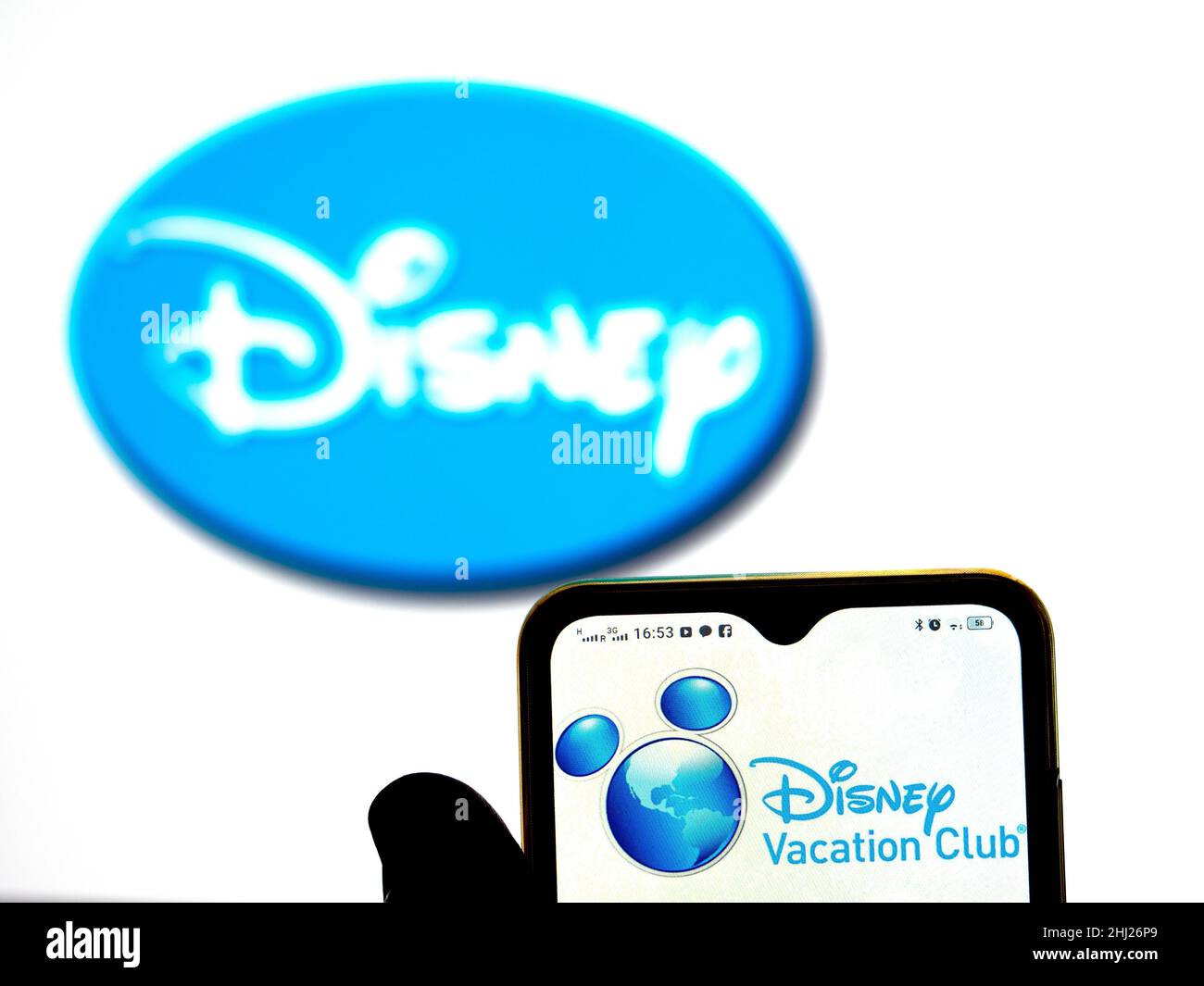 In dieser Abbildung ist das Disney Vacation Club-Logo auf einem Smartphone-Bildschirm mit dem Disney-Logo im Hintergrund zu sehen. (Foto von Igor Golovniov / SOPA Images/Sipa USA) Stockfoto