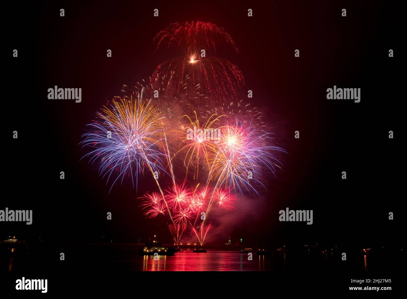 Eine farbenfrohe Pyrotechnik während einer Feuerwerksmeisterschaft in Plymouth, England Stockfoto