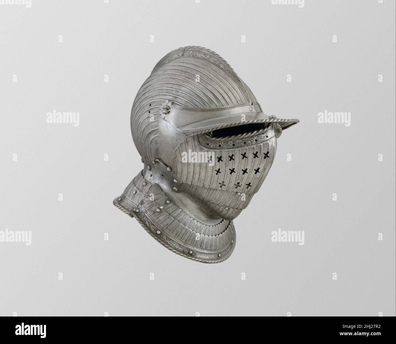 Geschlossen Burgonet ca. 1525–30 zugeschrieben Kolman Helmschmid Deutsch dieser Helm kombiniert die für Burgonets üblichen Merkmale, insbesondere den vorspringenden Gipfel und den fallenden Puffer, mit einer eng aneinanderragenden Helmkonstruktion, bei der alle Elemente der Gesichtsverteidigung an den Seiten der Schale zusammenschwenken. Geschlossene Burgonets im geriffelten Stil sind besonders selten. Dieses fein gemachte Beispiel ist in der Art und Weise von Daniel Hopfer (1471–1536) aus Augsburg geätzt und kann von Kolman Helmschmid, dem führenden Waffengatter seiner Generation, mit dem Hopfer offenbar in Verbindung gebracht worden zu sein scheint. Burgonet Geschlossen. Deutsch, Augsburg. Ca Stockfoto