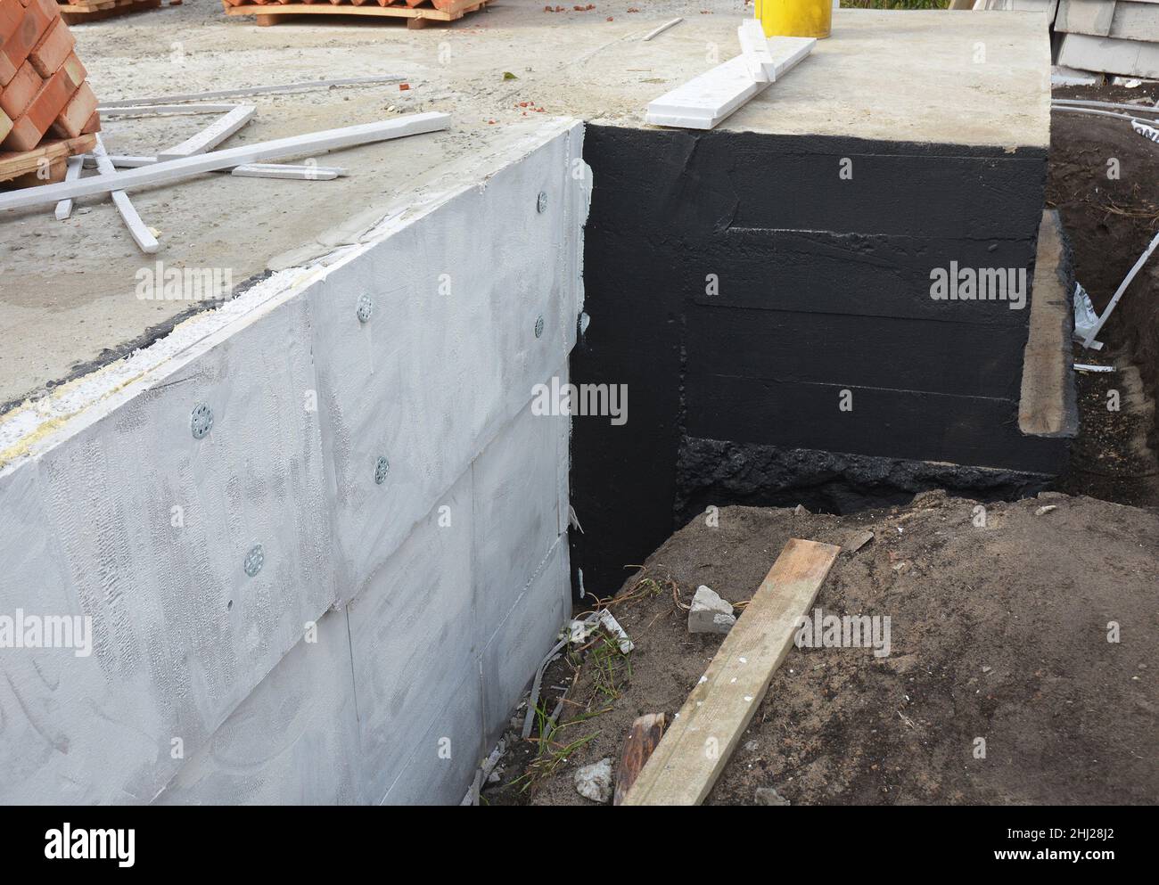 Imprägnierung Fundament Bitumen und Isolierung mit Polystyrol-Schaumplatten für House Energy Saving. Feuchtigkeitsdichte Beschichtungen. Abdichtdes Kellers. Stockfoto