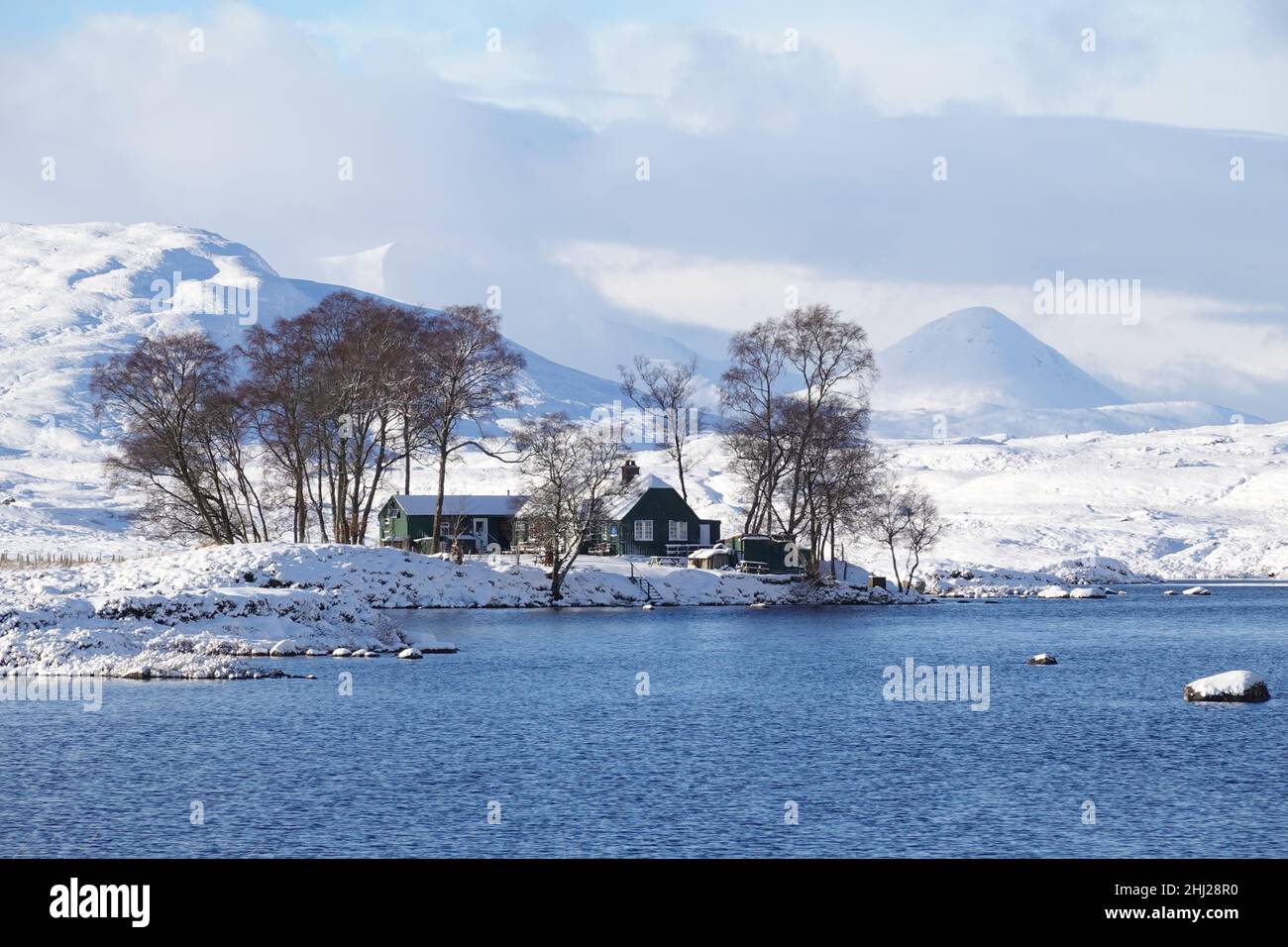Loch Ossian Youth Hostel an einem verschneiten Wintertag, Schottische Highlands, großbritannien Stockfoto