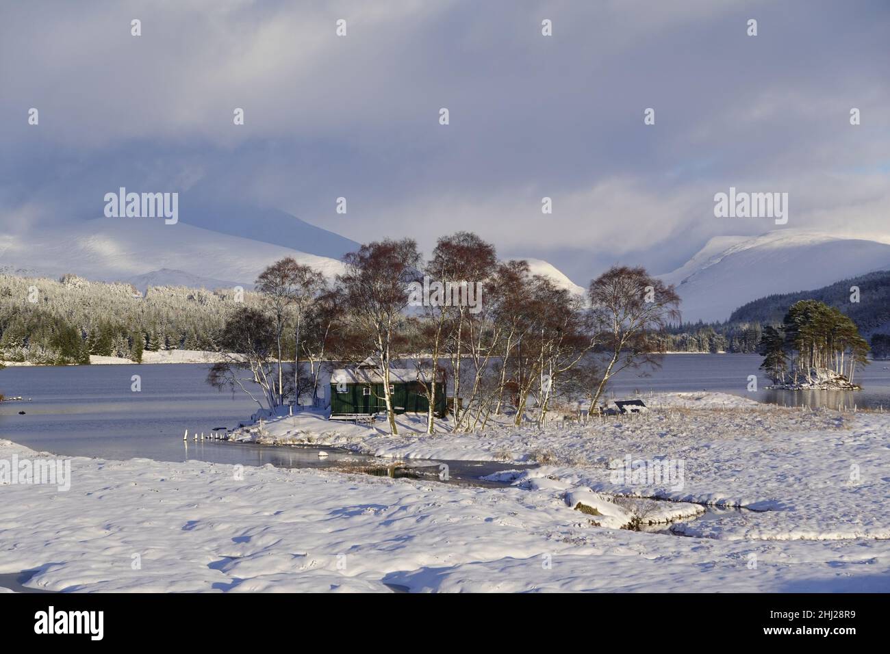 Loch Ossian Youth Hostel an einem verschneiten Wintertag, Schottische Highlands, großbritannien Stockfoto
