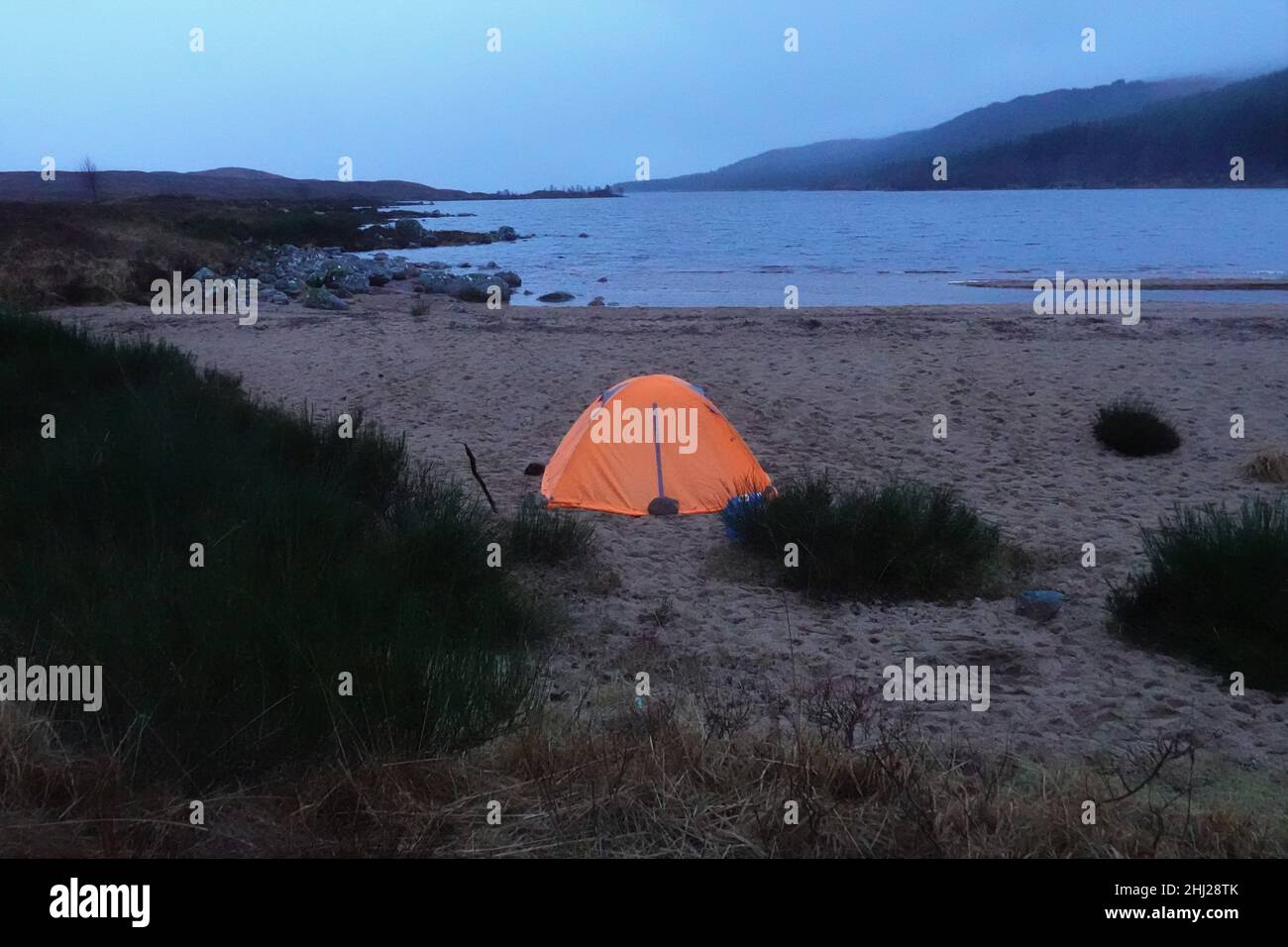 Wilder Wintercamping am Ufer des Loch Laidon, schottische Highlands Vereinigtes Königreich Stockfoto