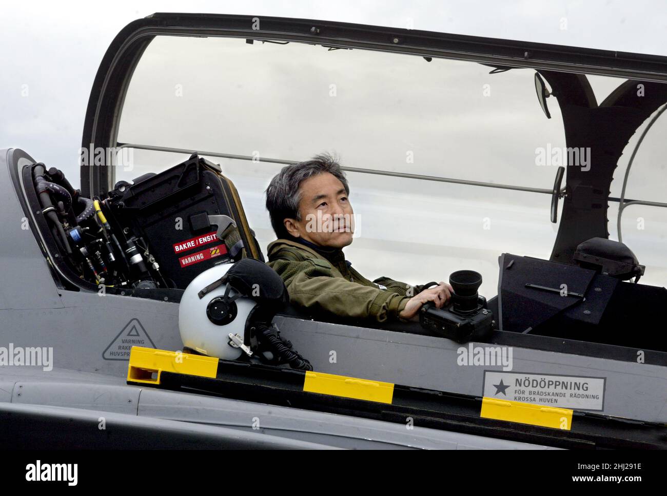 Katsuhiko 'Katsu' Tokunaga (徳永克彦, tokunaga katsuhiko) ist ein japanischer Fotograf für die Militärluftfahrt, der sich auf Luft-zu-Luft-Fotografie spezialisiert hat. Hier abgebildet auf dem Luftwaffenstützpunkt Såtenäs in der Nähe der Stadt Lidköping, Schweden. Stockfoto
