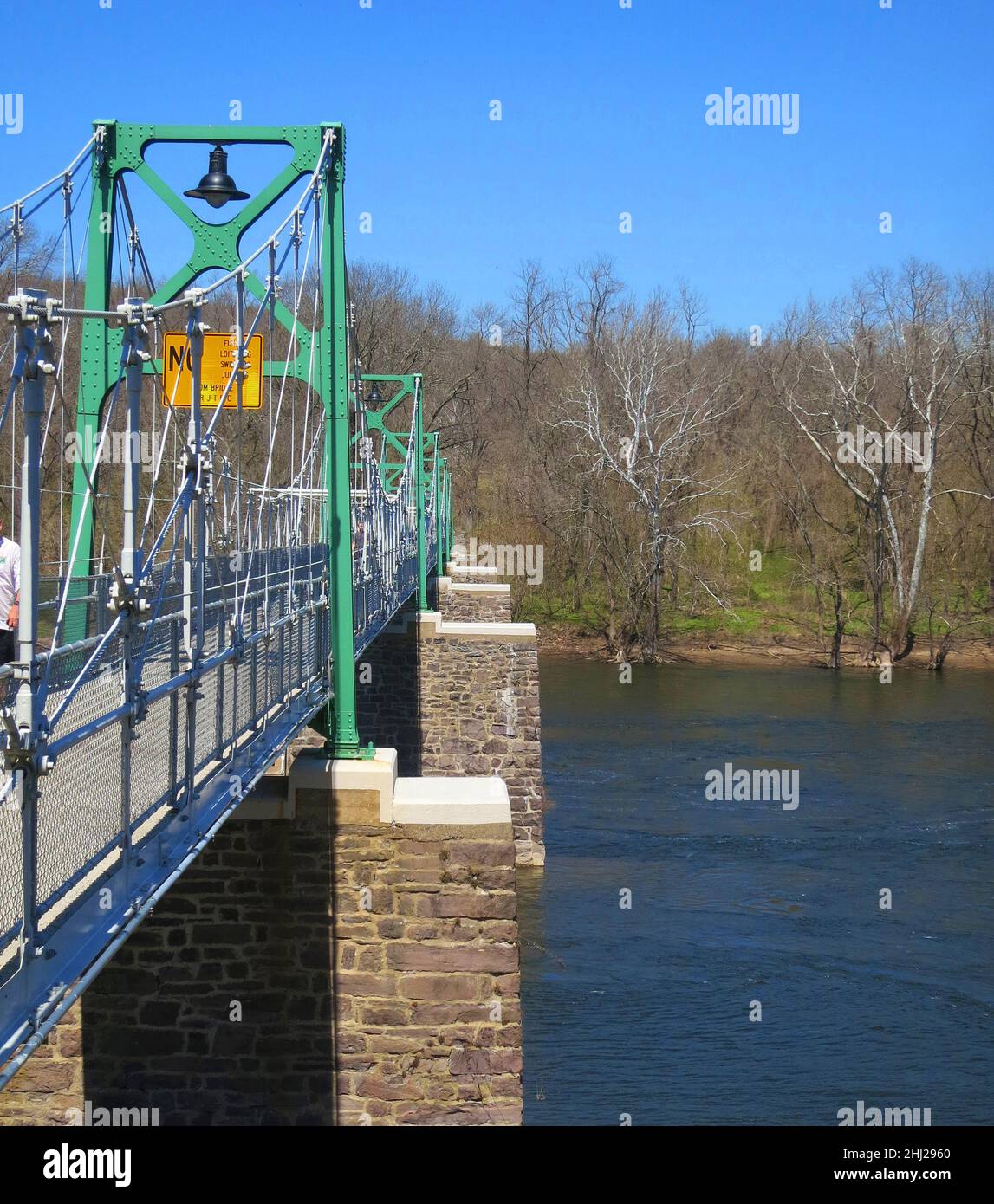 LUMBERVILLE–Raven Rock Bridge, auch bekannt als Lumberville Footbridge Fußgängerbrücke über den Delaware River. In der Nähe von Bull's Island Recreation Area. Stockfoto