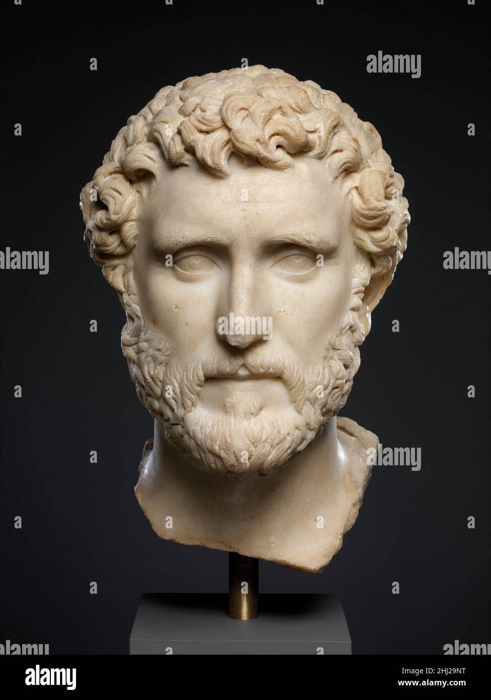 Marmorportrait des Kaiser Antoninus Pius ca. 138–161 n. Chr. Roman Antoninus Pius wurde von Hadrian als Nachfolger adoptiert, als er bereits einundfünfzig Jahre alt war. Seine Porträts repräsentieren ihn somit als reifen Mann in einem nüchternen, aber raffinierten Stil, der bewusst an die imperiale Bildsprache Hadrians anklingt. Zu Beginn seiner Herrschaft im Jahre 138 n. Chr. musste er einen widerstrebenden Senat dazu antreiben, Hadrian göttliche Ehren zu verleihen, und es ist wahrscheinlich aus diesem Grund, dass er selbst den Titel Pius erhielt. Im Gegensatz zu seinen beiden unmittelbaren Vorgängern Trajan und Hadrian hat Antoninus keine großen Kriege geführt Stockfoto