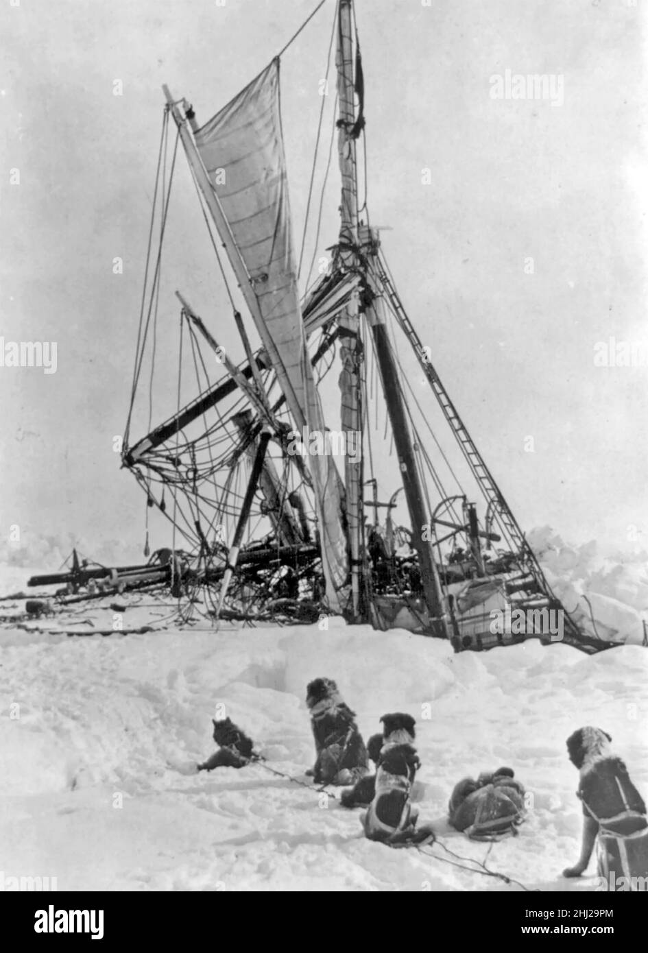 DIE AUSDAUER, die während der imperialen Trans-Antarktis-Expedition von Robert Shackleton im Jahr 1916 im Eis gefangen war. Foto: Frank Hurley Stockfoto