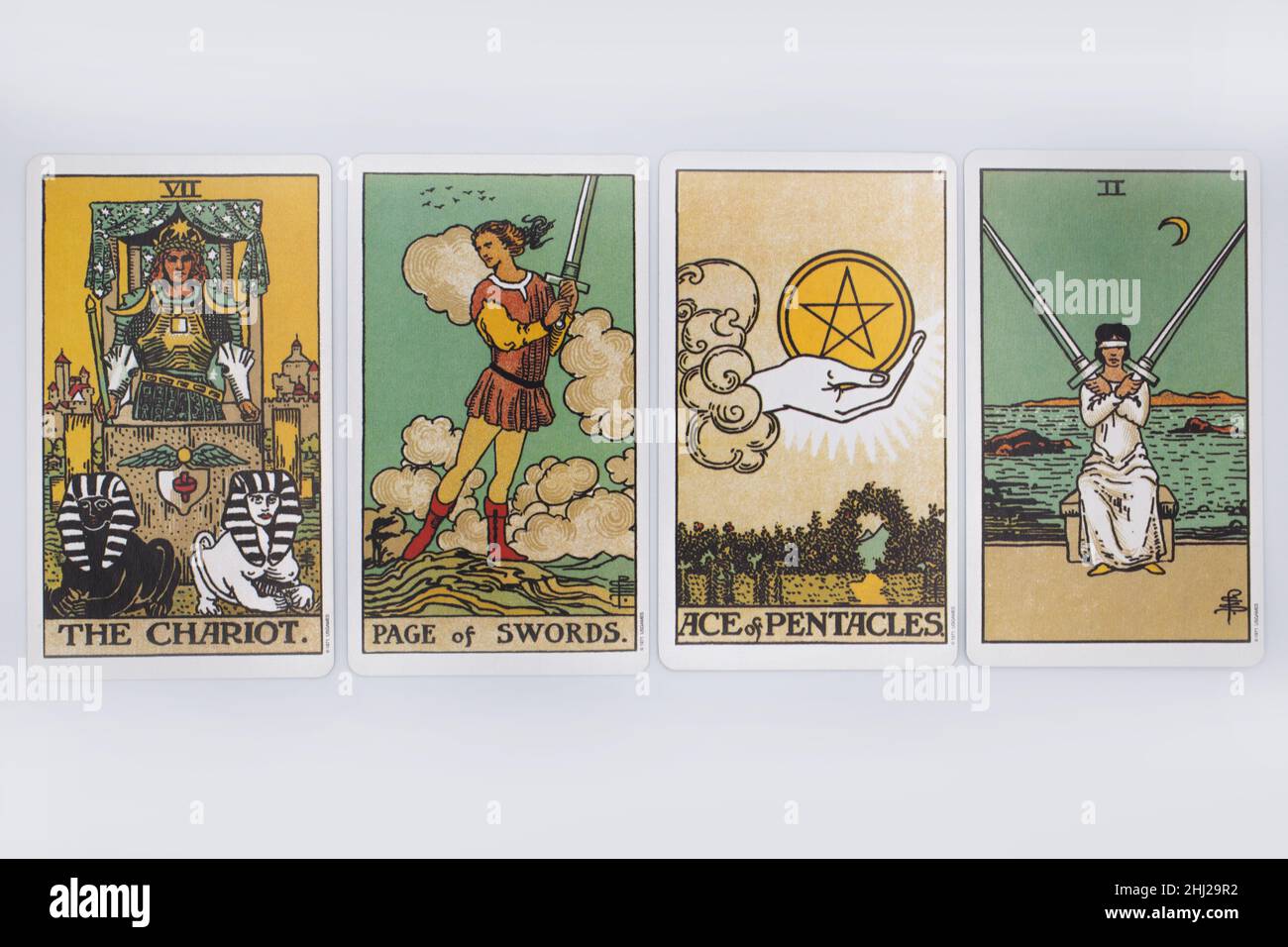 Ein Aufstrich von vier Tarot-Karten aus einem traditionellen Spiel. Stockfoto