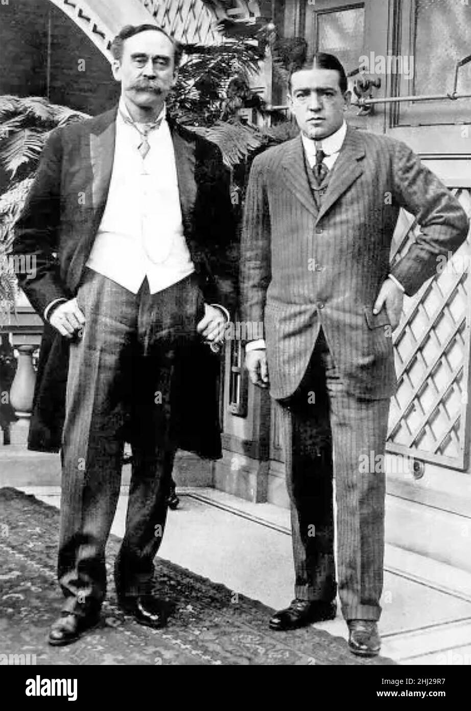ERNEST SHACKLETON (1874-1922) Anglo-irischer Antarktisforscher rechts mit dem amerikanischen Forscher Robert Peary in New York im Jahr 1921. Stockfoto