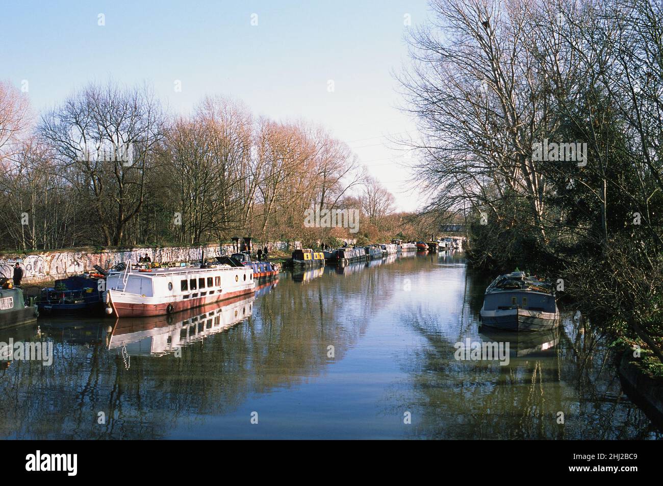 The River Lea Navigation im Winter in der Nähe von Hackney Marshes, Lower Clapton, London, Großbritannien Stockfoto