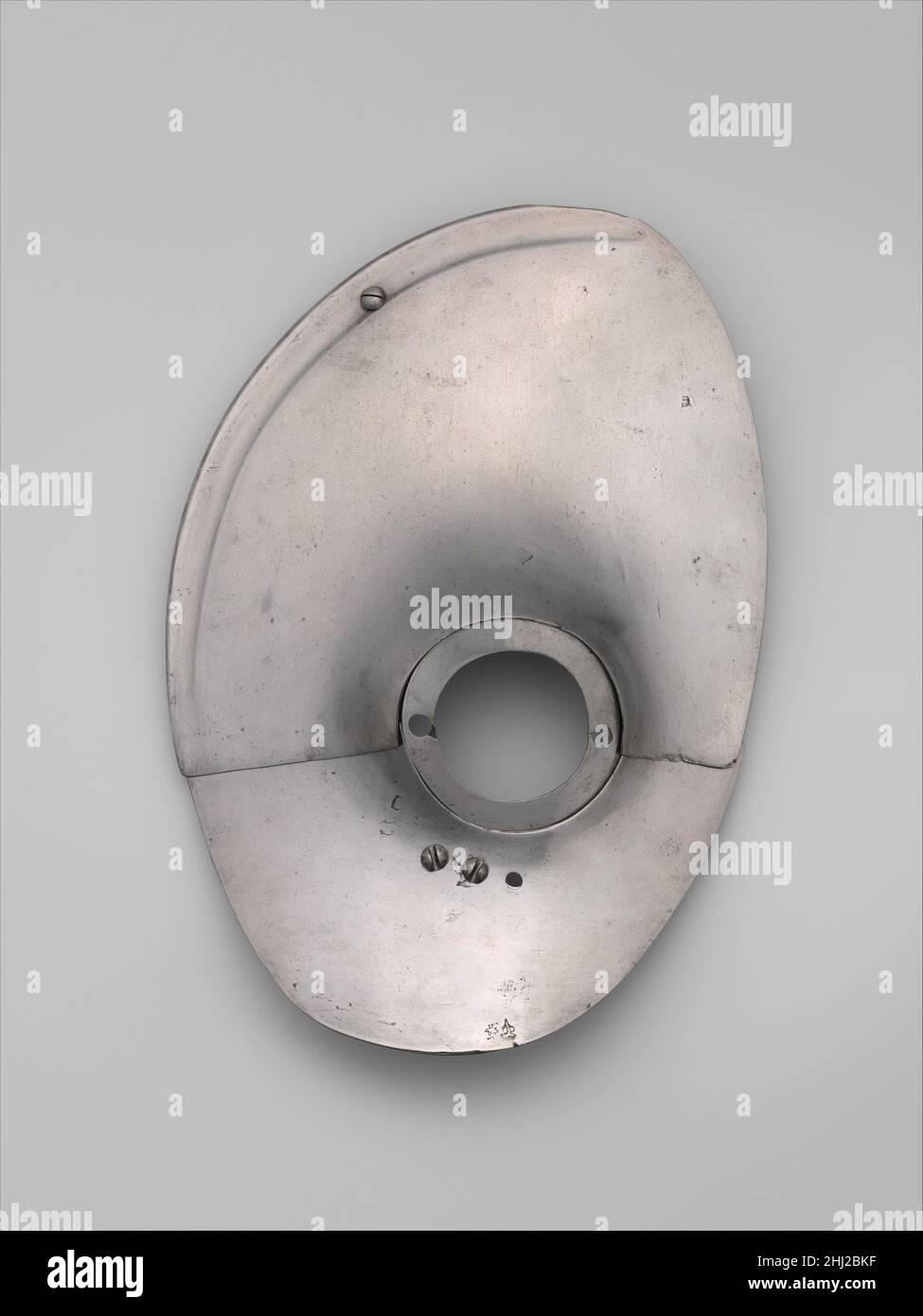 Vamplate (Handschutz für eine Lanze) ca. 1490 Matthes Deutsch English die Vamplate, für eine Lanze, die in den Scharfrennen (ein auf dem Pferd kämpfter Joust mit geschärften Lanzen) verwendet wird, hat eine obere Platte, die beim Aufprall wegbrechen soll, und signalisiert den Richtern und dem Publikum einen zielgerichteten Treffer. Vamplate (Handschutz für eine Lanze) 22282 Stockfoto