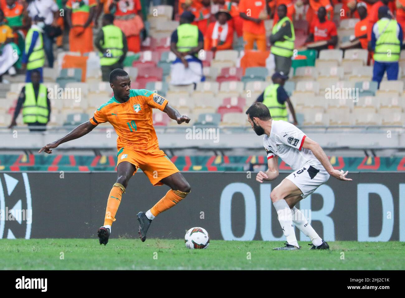 Douala, KAMERUN - 26. JANUAR: Nicolas Pepe von der Elfenbeinküste und Omar Kamal von Ägypten in Aktion während der Play-offs des Africa Cup of Nations 2021 - 1/8-Finalspiel zwischen der Elfenbeinküste und Ägypten im Japoma Stadium, Douala, 26. Januar 2022 in Douala, Kamerun. (Foto von SF) Kredit: Sebo47/Alamy Live News Stockfoto