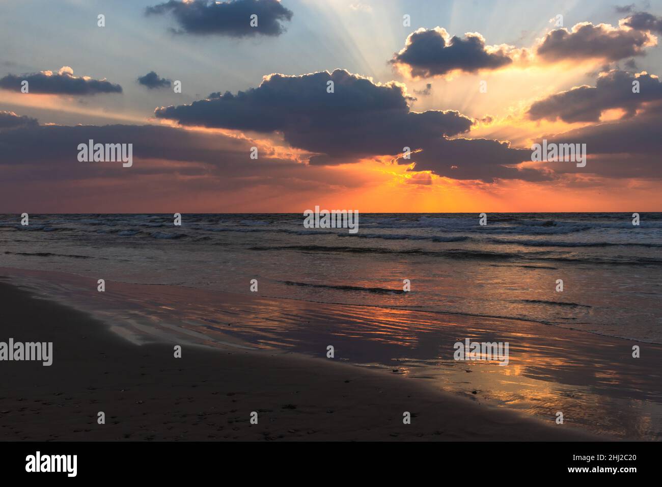 Meer Sonnenuntergang Sand Israel. Low-Angle-Ansicht der roten Sandmuster am Strand bei Sonnenuntergang. Stockfoto