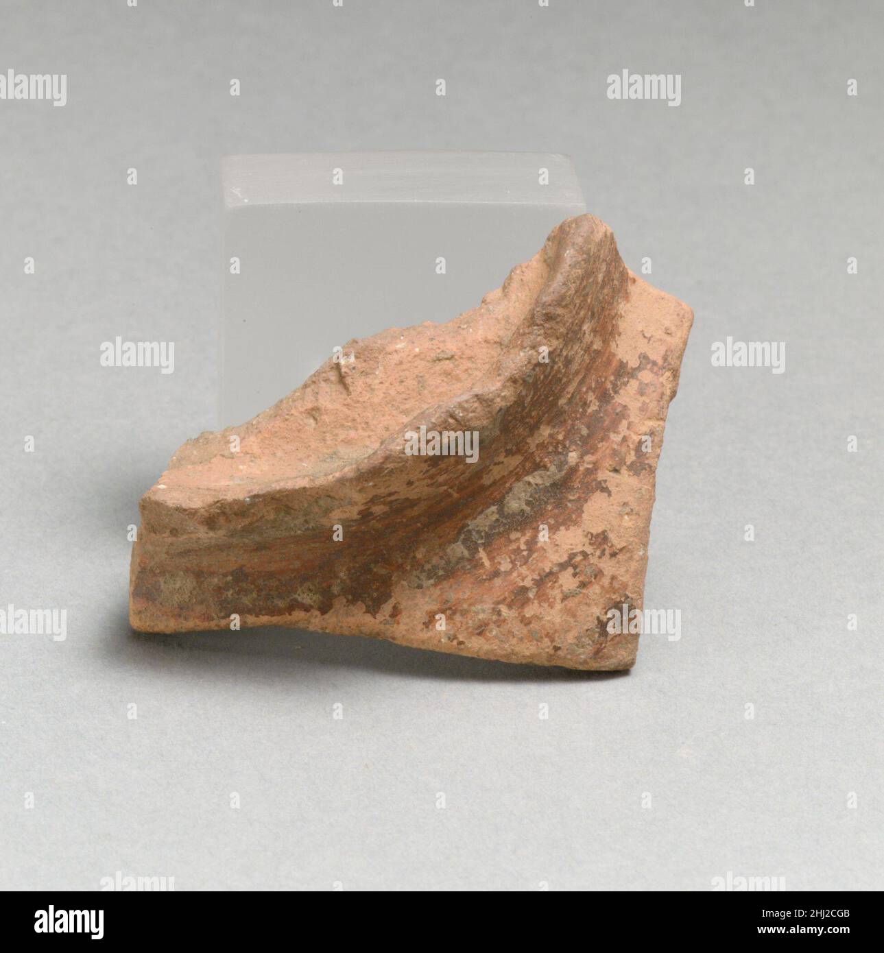 Vasenfragment Neolithikum. Vasenfragment 251327 Neolithikum, Vasenfragment, Terrakotta, 1 1/8 ? 2 3/8 ? 5/16 Zoll (2,9 ? 6 ? 0,7 cm). Das Metropolitan Museum of Art, New York. Schenkung von Gisela M. A. Richter, 1923 (23.121.27) Stockfoto