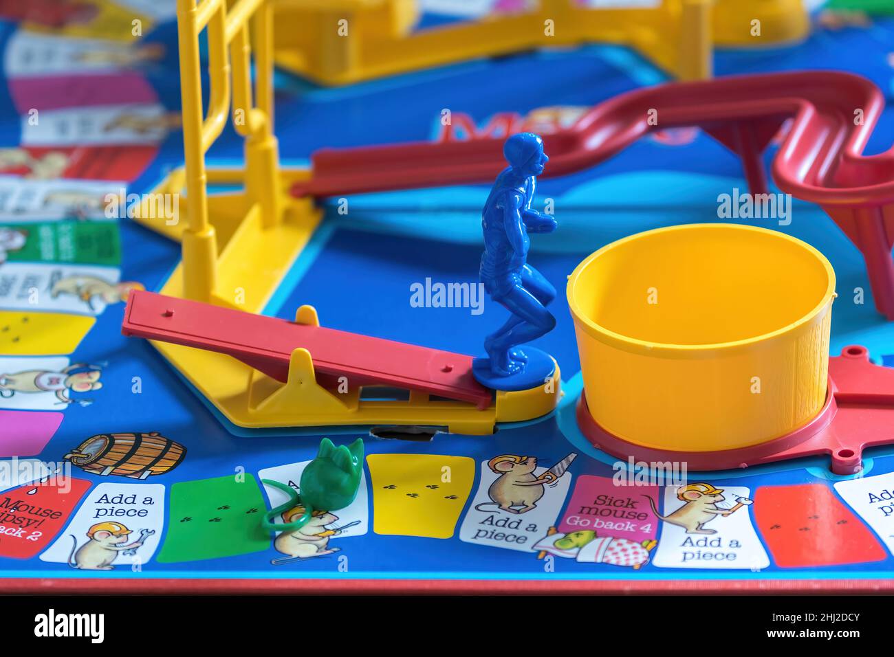 Nahaufnahme des Diver and Mouse n Mouse Trap Board Game, der Taucher ist bereit, in den gelben Pool zu tauchen, der die Mausfalle enthält. Stockfoto