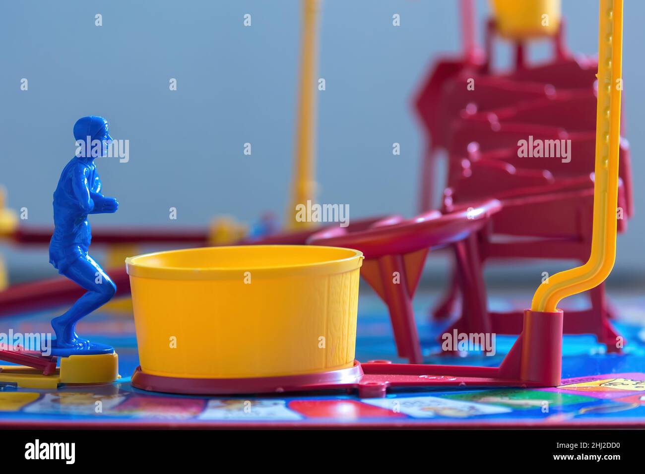 Nahaufnahme des Diver on Mouse Trap Board-Spiels bereit, um in den gelben Pool zu tauchen, der die Mausfalle aufstellt. Stockfoto