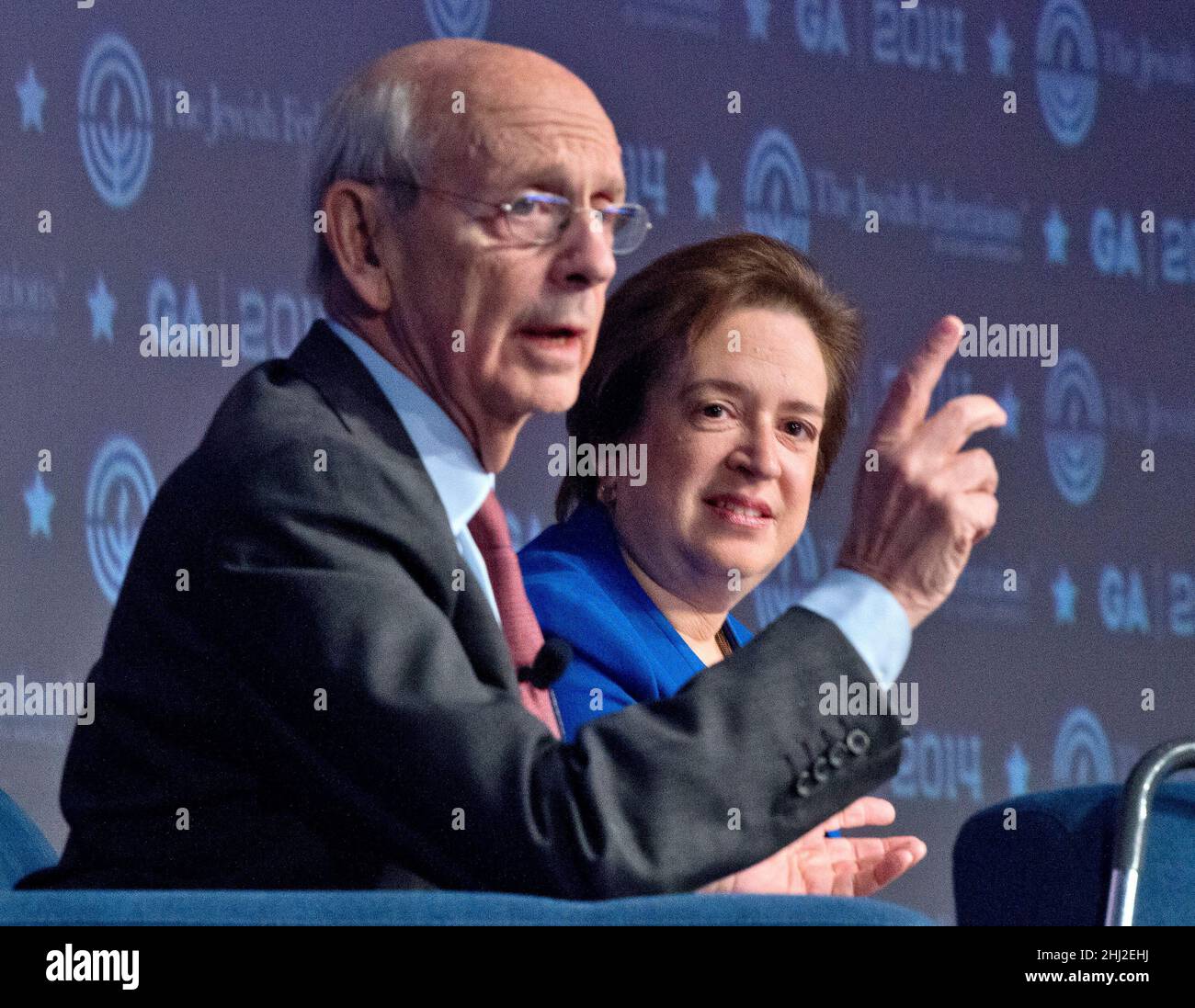 Die Richter Stephen Breyer, links, und Elena Kagan, rechts, nehmen an einem Gespräch Teil, das von Nina Totenberg, Korrespondentin für Rechtsfragen der NPR, auf der Vollversammlung der Jewish Federations of North America 2014 in National Harbor, Maryland, am Sonntag, den 9. November 2014 moderiert wurde. Sie diskutierten über die Arbeitsweise des Gerichts und ihre jüdische Identität.(Foto: Ron Sachs/Pool/Sipa USA) Quelle: SIPA USA/Alamy Live News Stockfoto