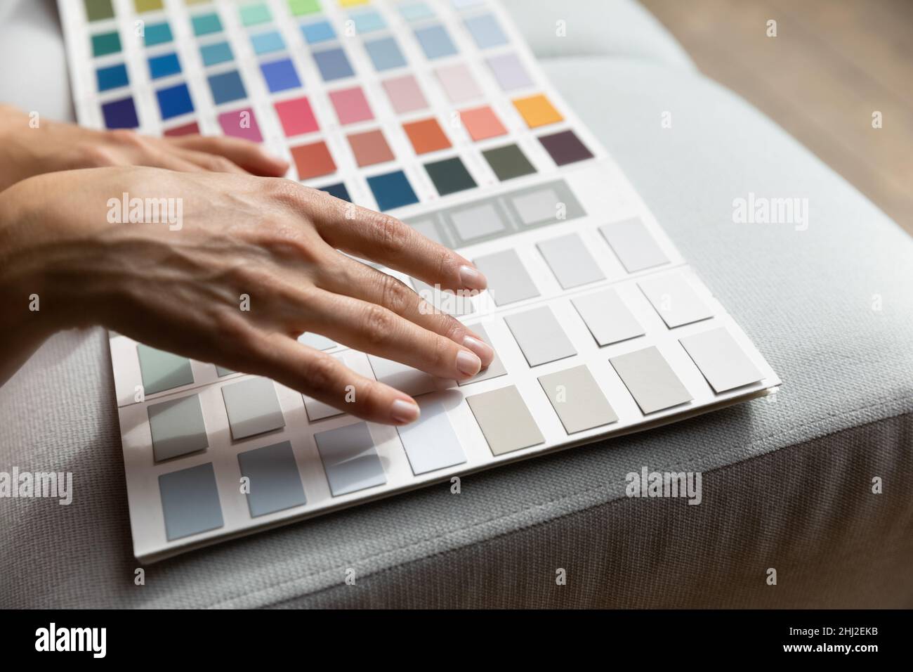 Weibliche Hände auf Farbfelder Palette Nahaufnahme Stockfoto