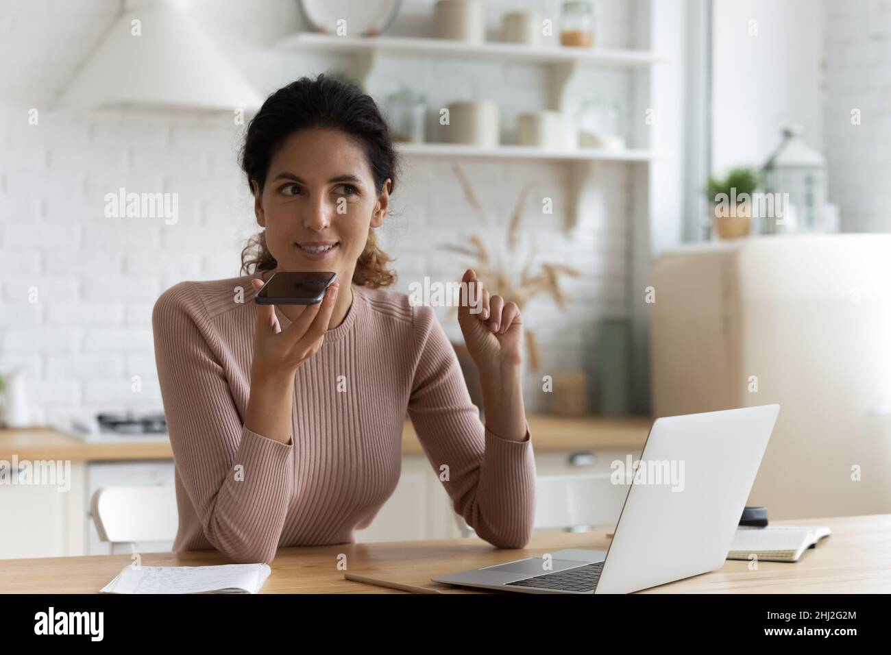 Frau hält Handy diktieren Audio-Nachricht verwenden mobile Messenger-Anwendung Stockfoto