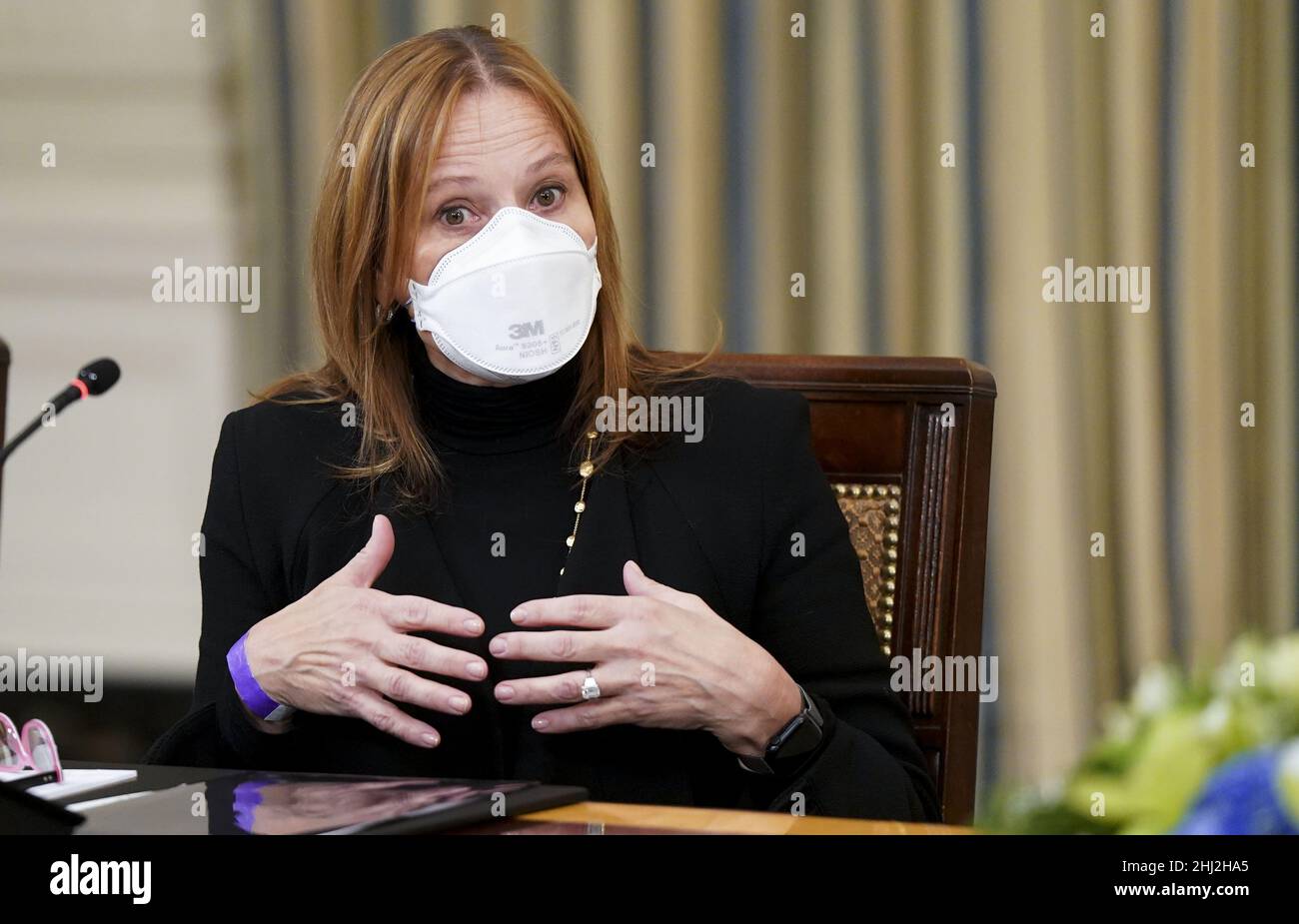 Washington, Usa. 26th Januar 2022. Mary Barra, CEO von General Motors, spricht am Mittwoch, den 26. Januar 2022, während eines Treffens mit Präsident Joe Biden und CEOs des Privatsektors im State Dining Room des Weißen Hauses in Washington, DC. CEOs von Salesforce, TIAA, Ford, Siemens Corporation, Cummins, HP, Etsy, Microsoft und Corning sind anwesend. Foto von Leigh Vogel/UPI Credit: UPI/Alamy Live News Stockfoto