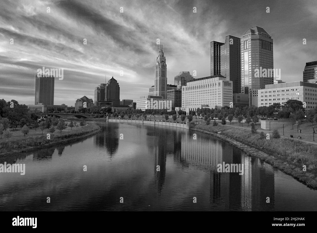 Stadtbild von Columbus Ohio mit den Gebäuden, die sich im Scioto River spiegeln Stockfoto