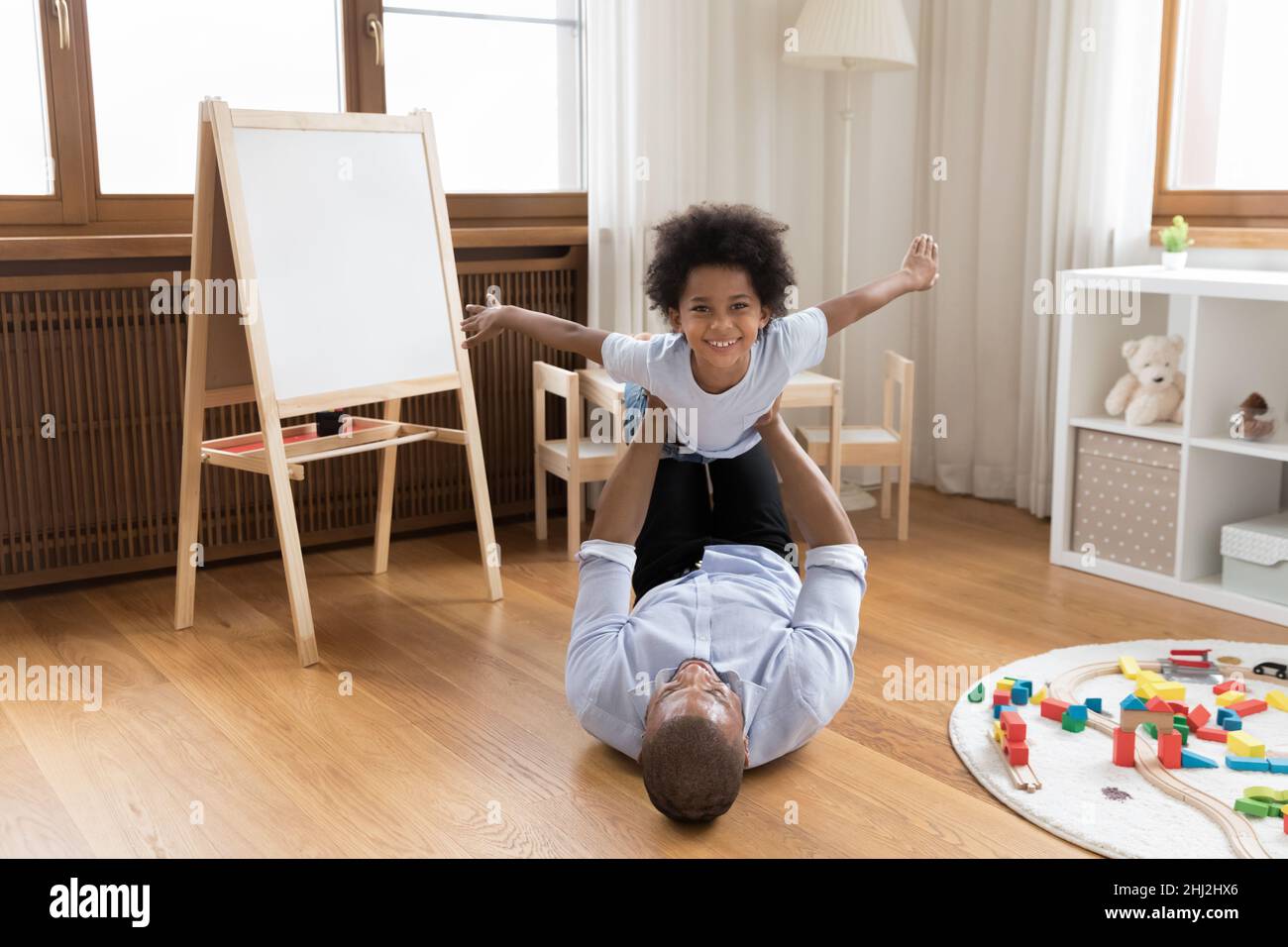 Afrikanischer Vater spielen zu Hause mit kleinen entzückenden Sohn Stockfoto