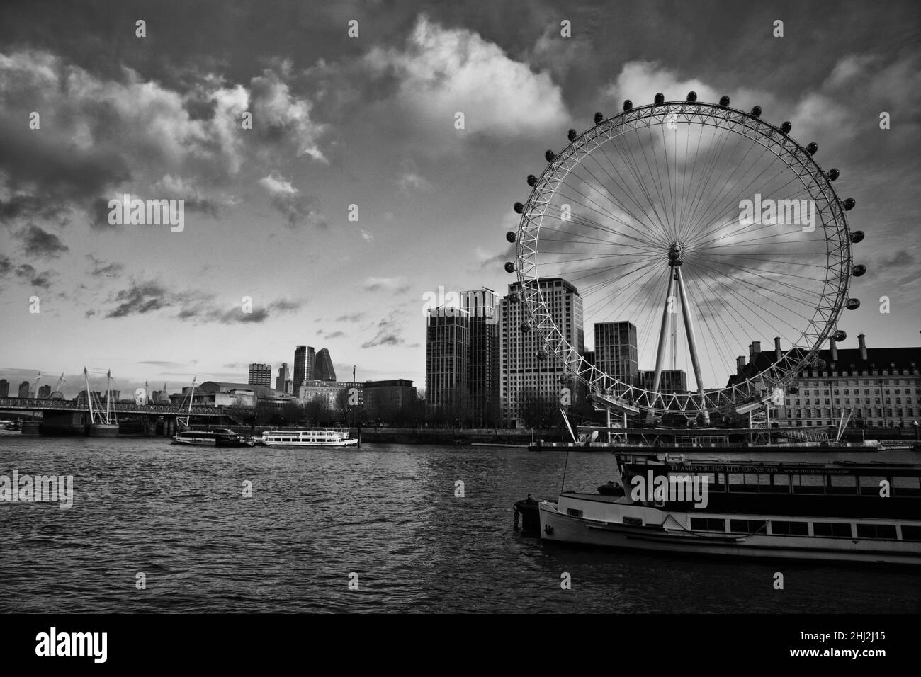 Das London Eye und Boote auf der Themse in London Stockfoto