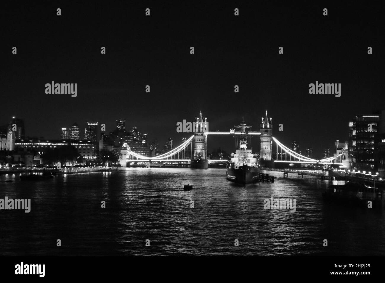 Tower Bridge von der London Bridge bei Nacht in London Stockfoto