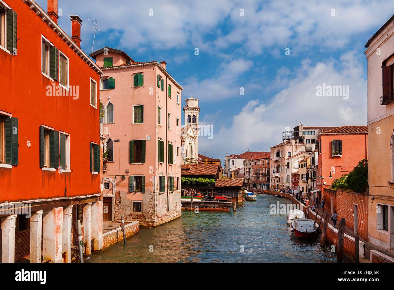 Blick auf den Kanal Rio San Trovaso mit seinen bunten Häusern und Touristen im historischen Zentrum von Venedig Stockfoto