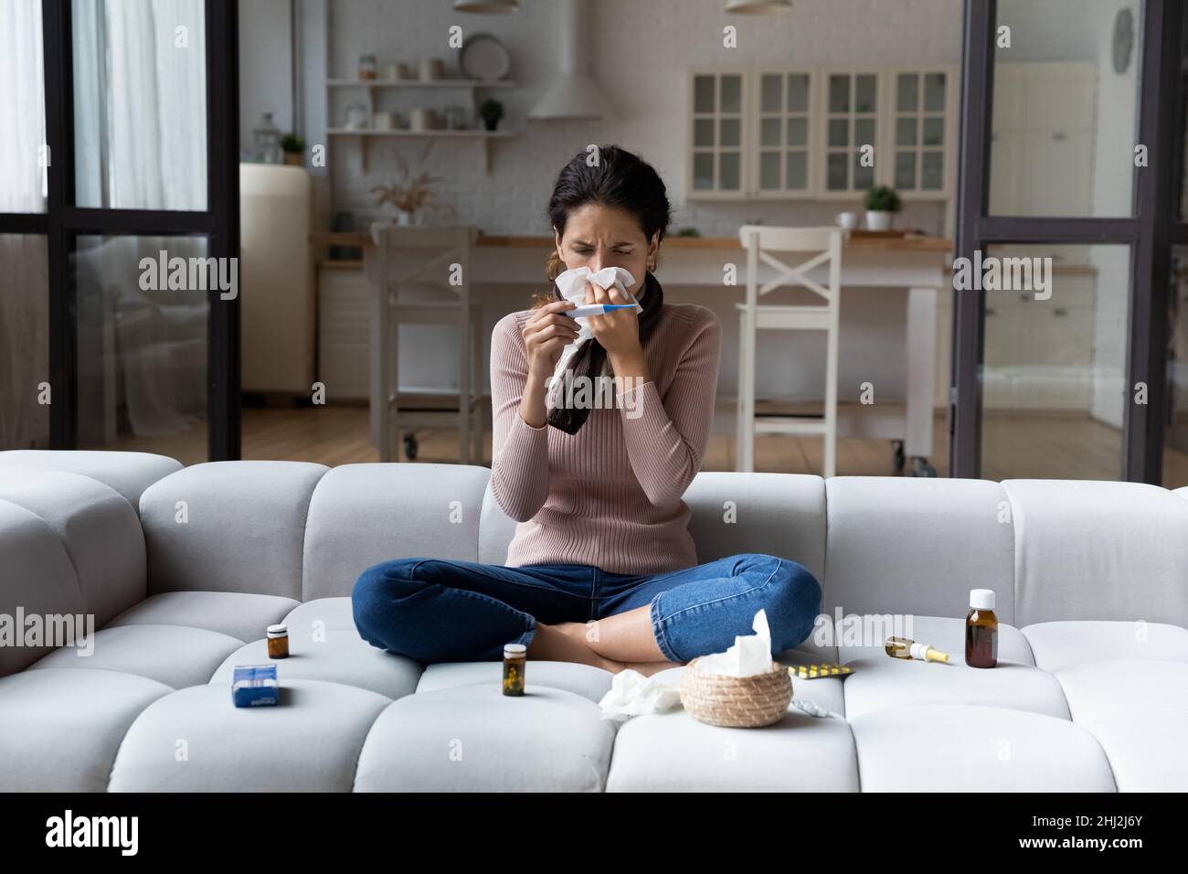 Kranke Frau schaut auf Thermometer Schlag laufende Nase fühlt sich ungesund Stockfoto