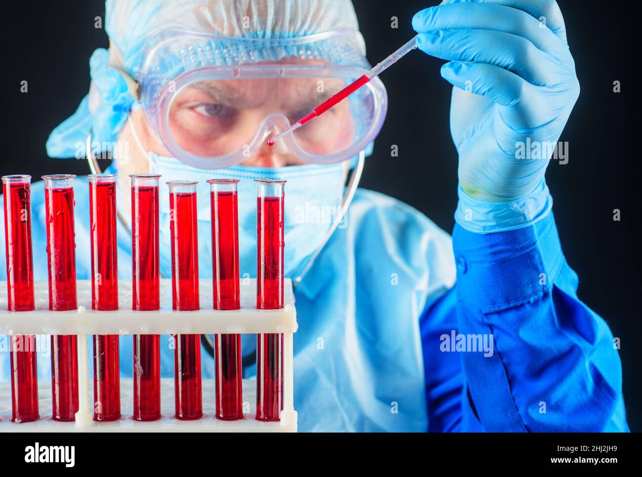 Der Arzt arbeitet mit der Blutprobe. Laboranalyse. Blutforschung. Wissenschaftler machen Bluttest. Stockfoto