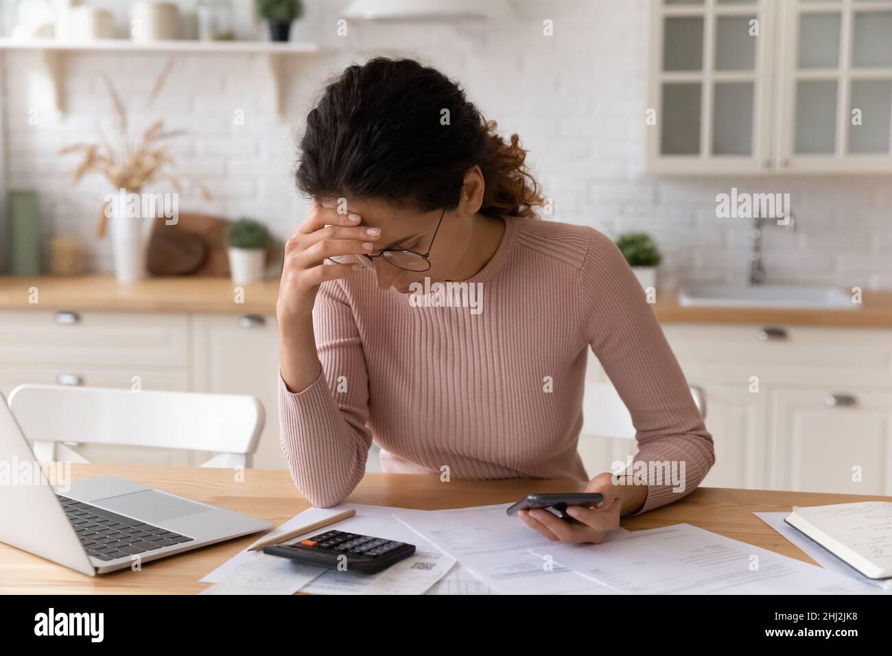 Frau überprüfen persönliche Finanzen, berechnen inländischen Rechnungen fühlt sich gestresst Stockfoto