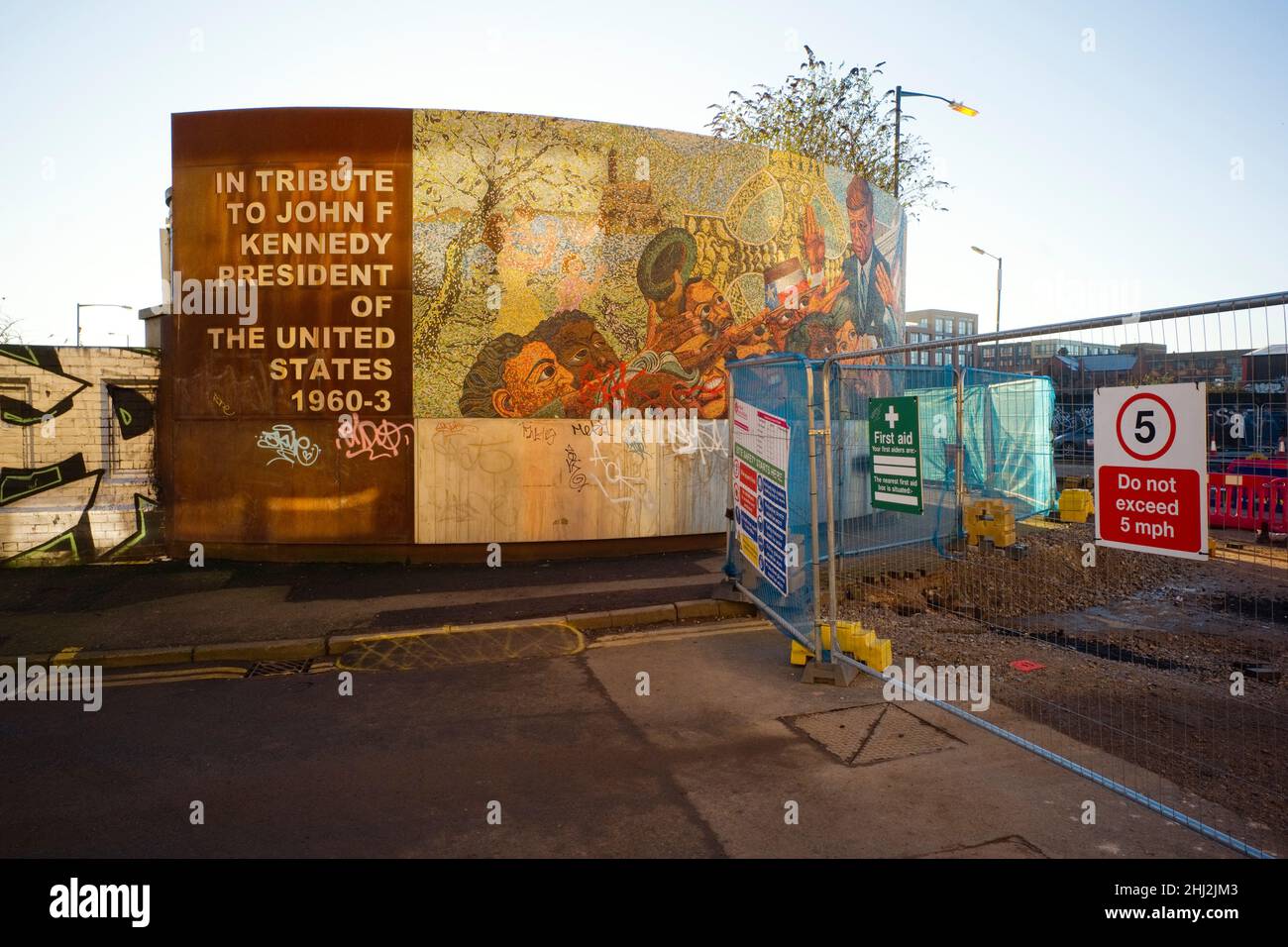 Hommage an JFK in Digbeth, Birmingham, mit Straßenarbeiten zur Vorbereitung der Zuginfrastruktur für HS2 Stockfoto