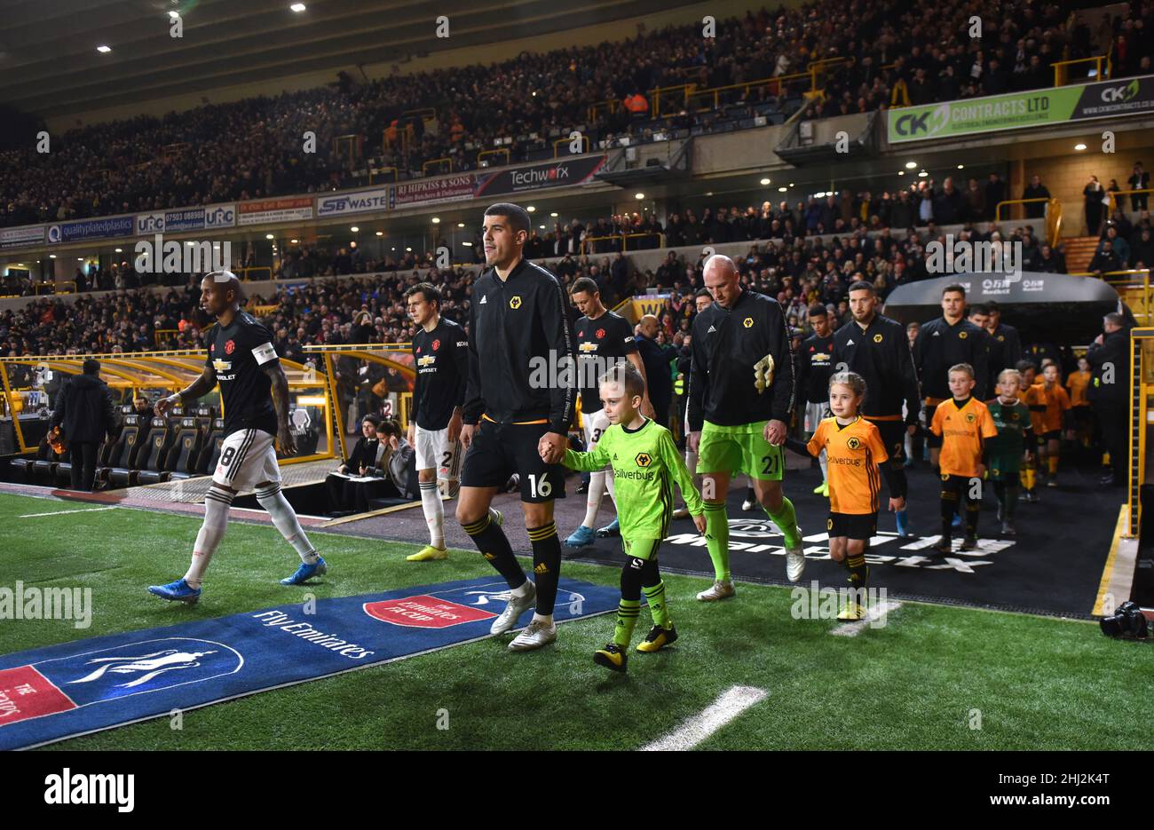 Wölfe Kapitän Conor Coady führt das Team Wolverhampton Wanderers gegen Manchester United im Molineux Stadium im Emirates FA Cup 04/01/2020 Stockfoto