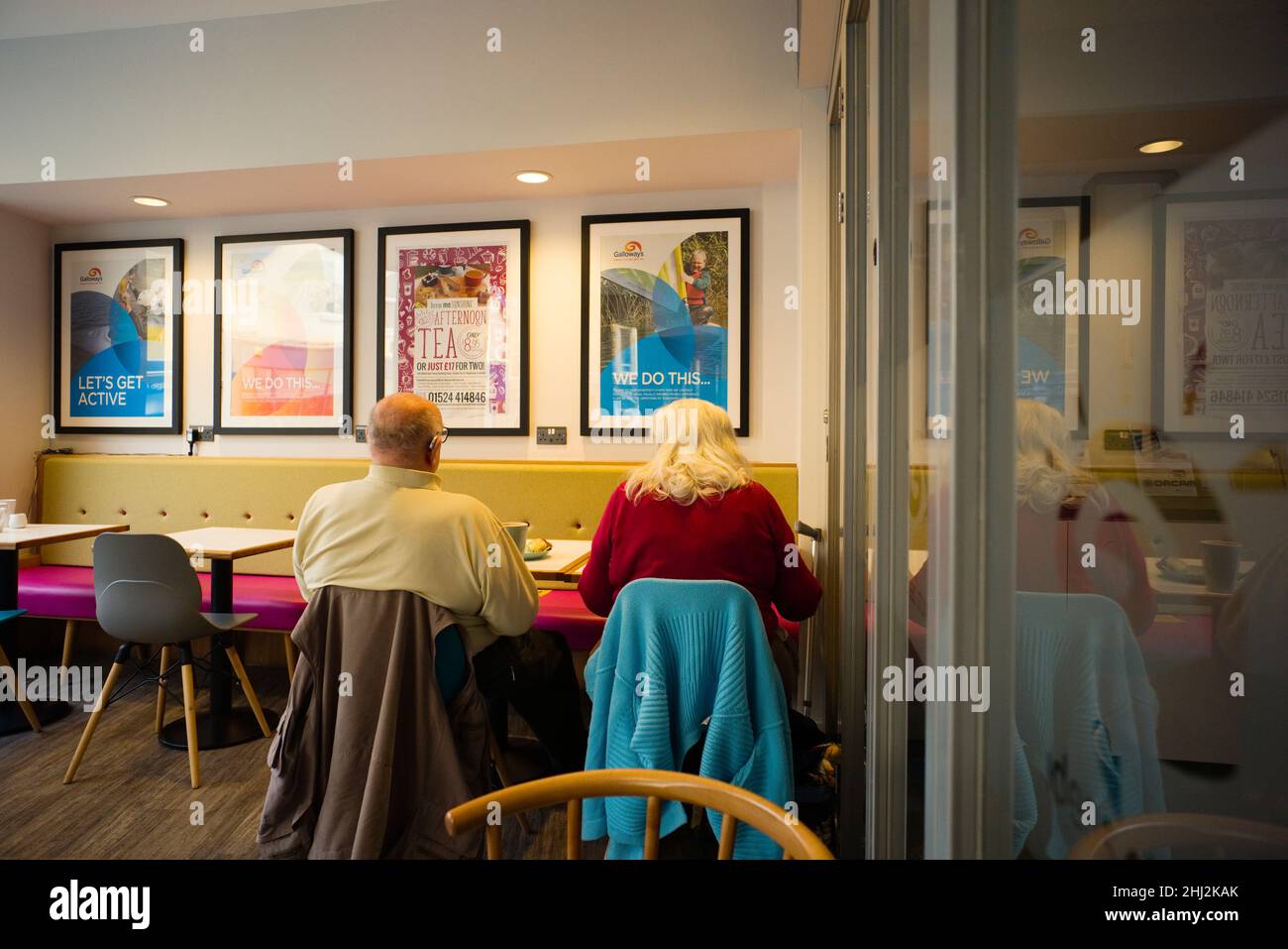 Ältere Menschen mit zu viel Zeit auf den Händen sitzen in einem Café in Morecambe, Lancashire Stockfoto