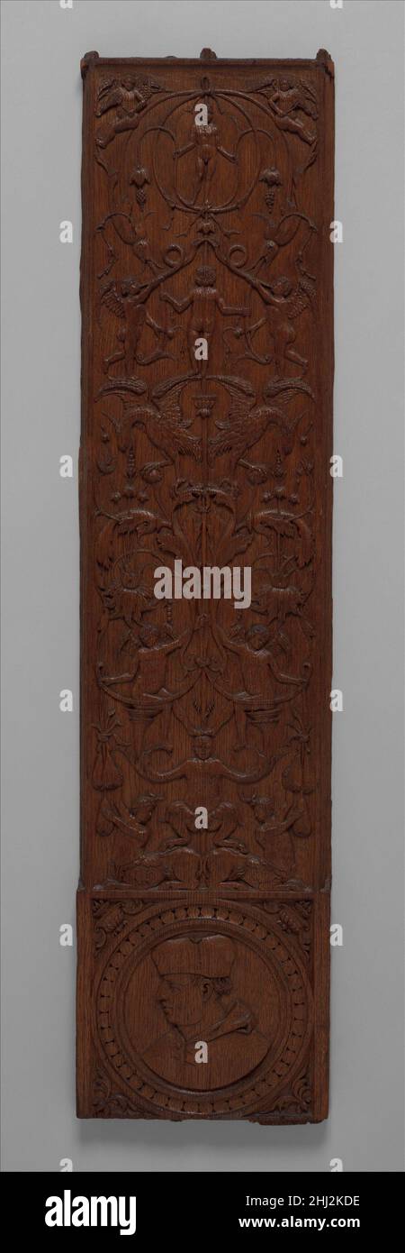 Chorleinwand (eine von sechs) ca. 1508–10 Handwerker unter der Leitung von Nicolas Castille Diese Tafeln stellen ein frühes Beispiel für die französische Verwendung des in Italien beliebten antiken Kerzenständermotivs dar, bei dem abstrakte Ornamente, fantastische Wesen, Früchte und Laub in einer vertikalen Anordnung kombiniert werden. Auf den Rondellen unten sind Figuren oder Szenen zu sehen, wie der heilige Georg, der den Drachen erschlagen hat, und ein Musiker, der mit seinem tanzenden Hund neben einer Frau mit einem Affen spielt, sowie ein Profilbild des Schutzpatrons, Kardinal Georges d’Amboise (1460–1510). Die Platten waren ursprünglich par Stockfoto