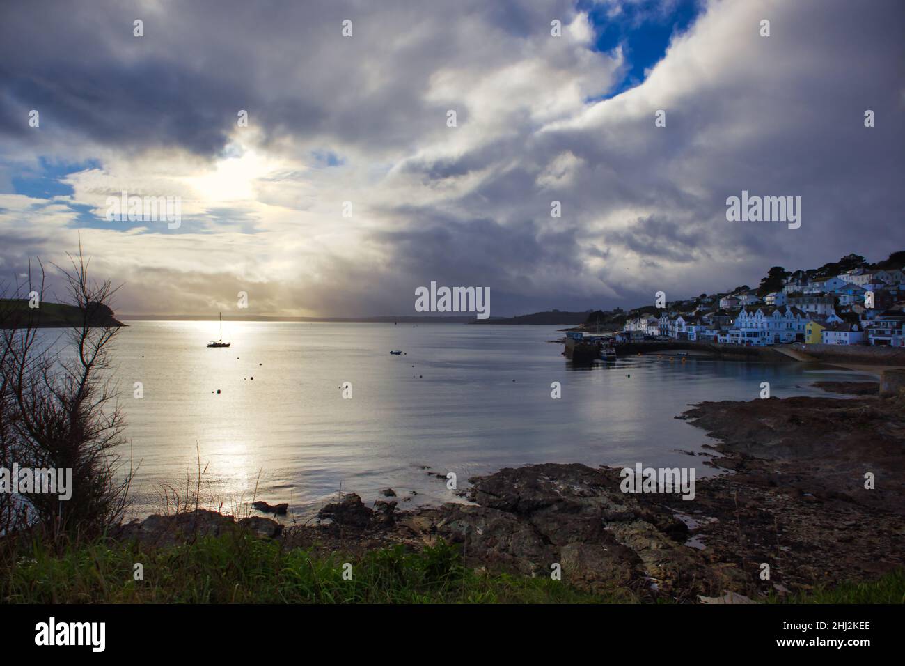 St Mawes in Cornwall St. Mawes ist ein kleines Fischerdorf, das sich am Ende der Halbinsel Roseland befindet und unter wolkigen Kies steht Stockfoto