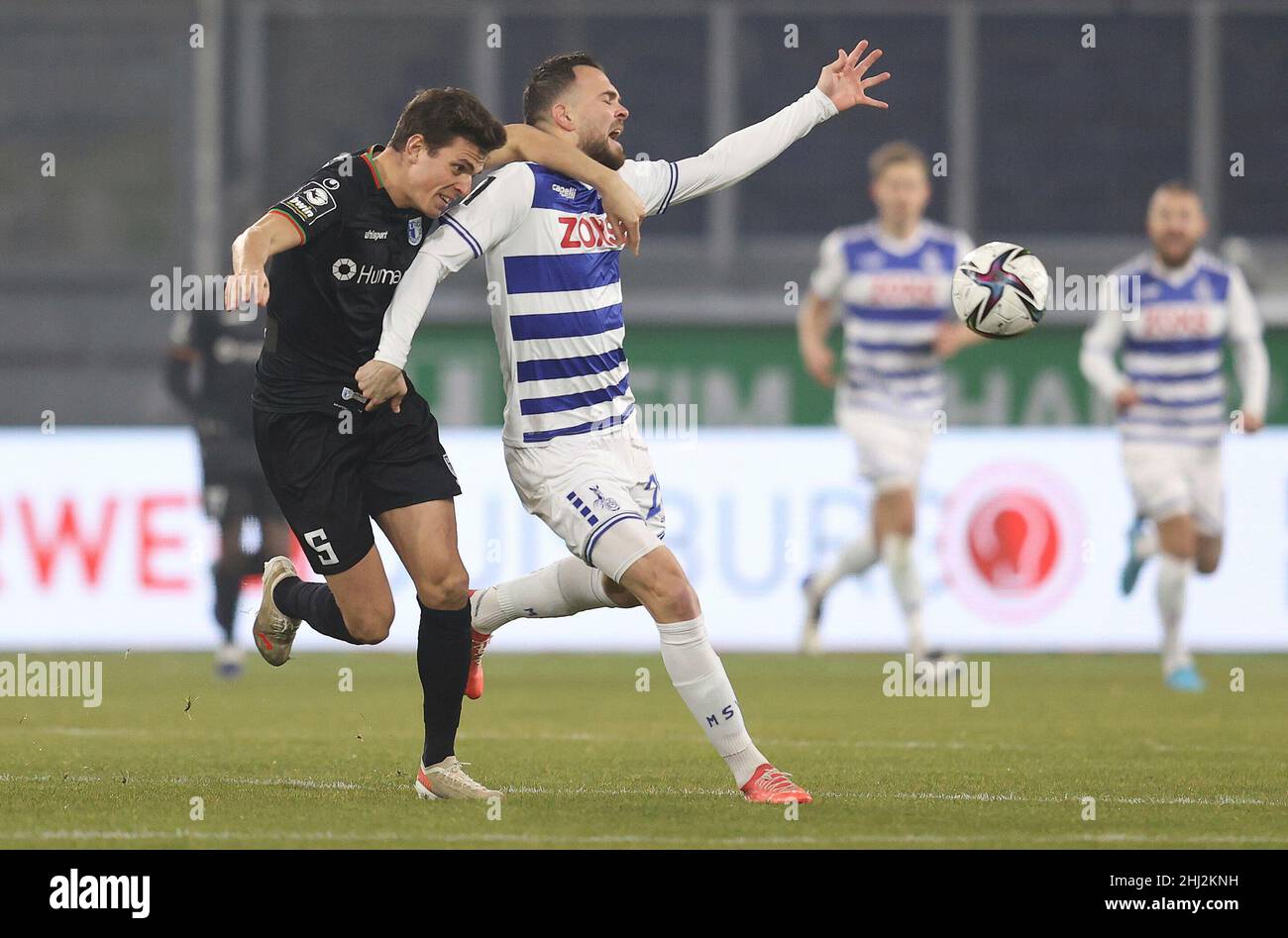 Duisburg, Deutschland. 26th Jan, 2022. firo: 01/26/2022 Fuvuball: Fußball: 3rd Bundesliga, Saison 2021/2022 MSV Duisburg - 1.FC Magdeburg duelliert, Tobias Mvºller gegen Orhan Ademi Credit: dpa/Alamy Live News Stockfoto