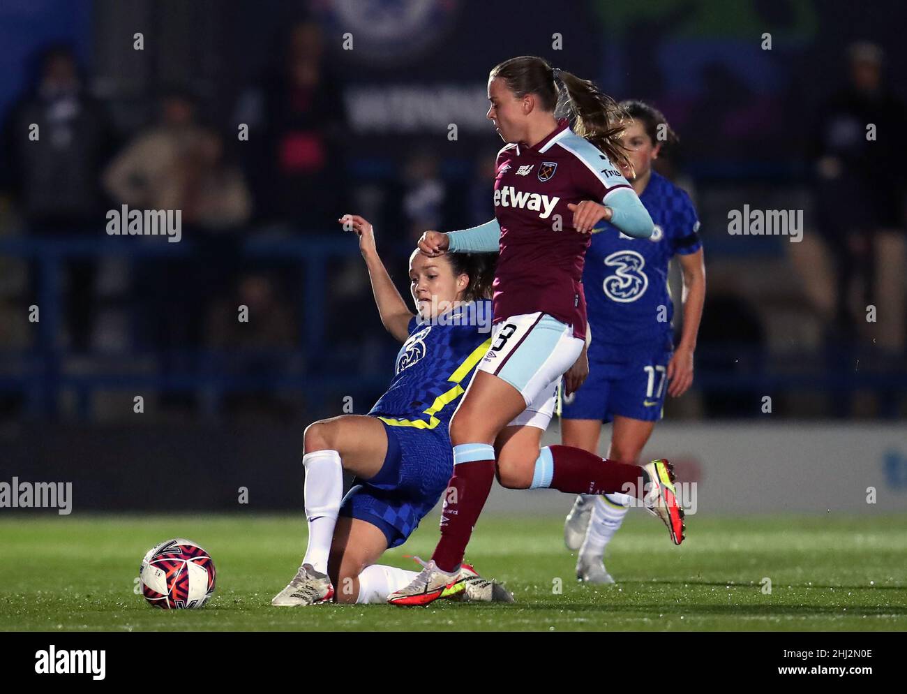 Chelsea's Guro Reiten (links) und Emma Snerle von West Ham United kämpfen während des Spiels der Barclays FA Women's Super League in Kingsmeadow, London, um den Ball. Bilddatum: Mittwoch, 26. Januar 2022. Stockfoto