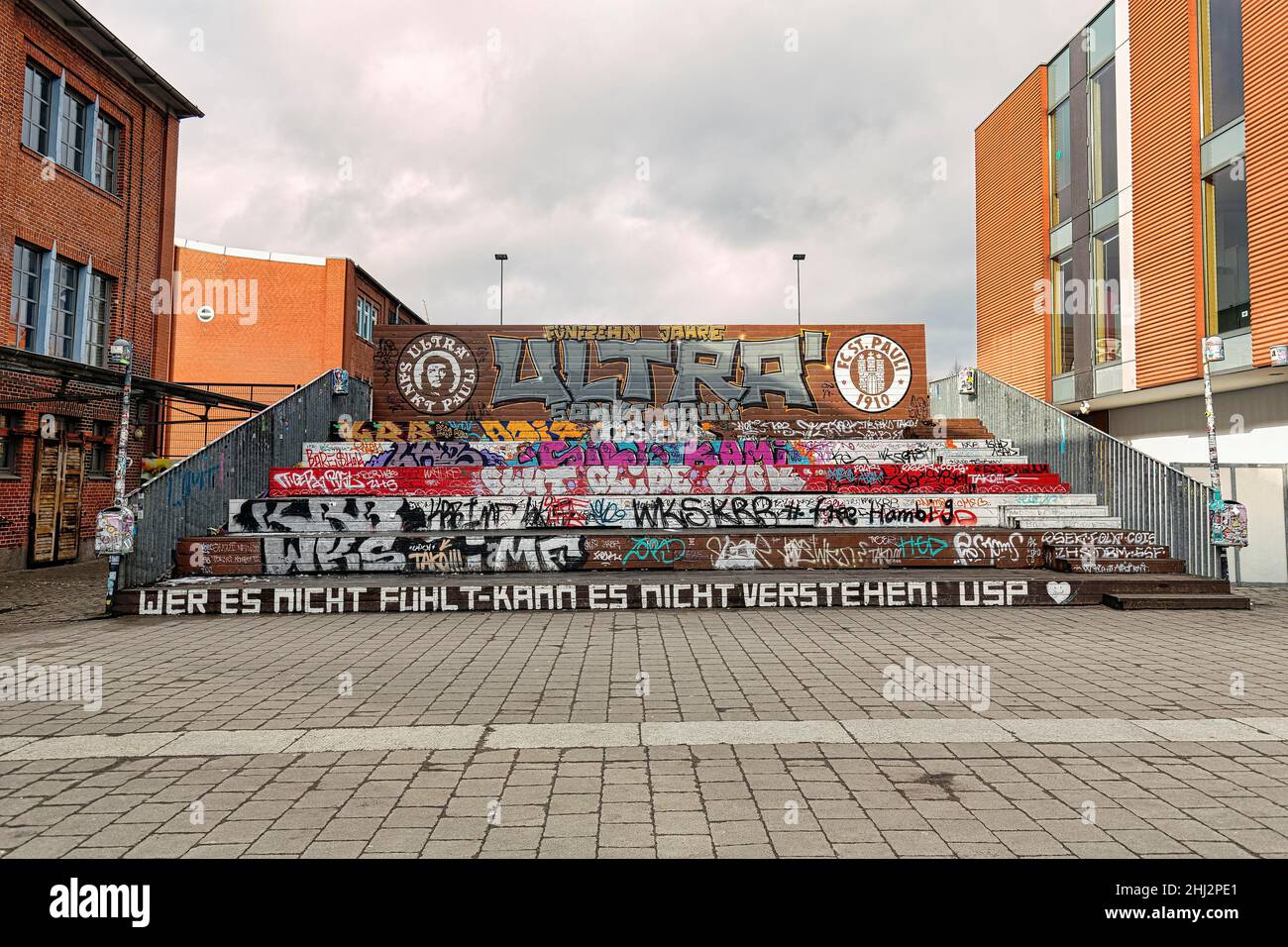 Holztribüne für FC St. Pauli Fußballfans, mit Logo der Ultra Sankt Pauli Gruppe, Graffiti und Slogans, Hamburg, Deutschland Stockfoto