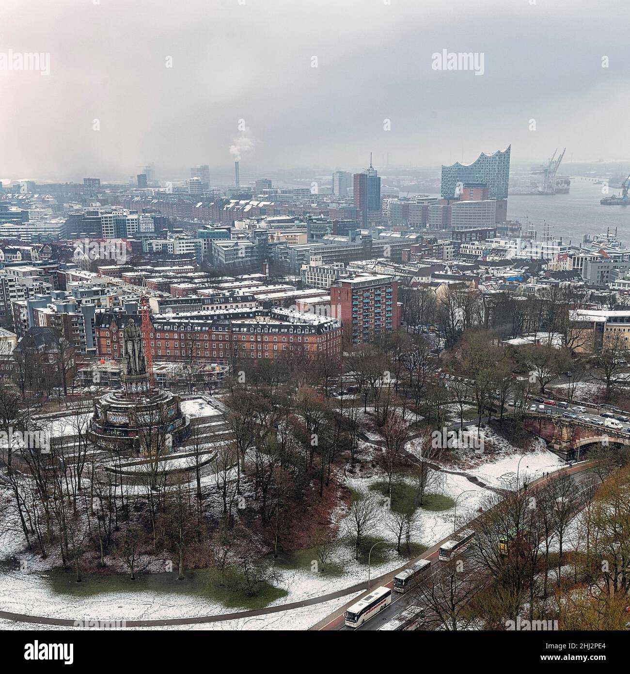 Blick von oben auf den Alten Elbpark mit Bismarck-Denkmal, Elbphilharmonie im Dunst, trübliches Winterwetter, Hamburg, Deutschland Stockfoto