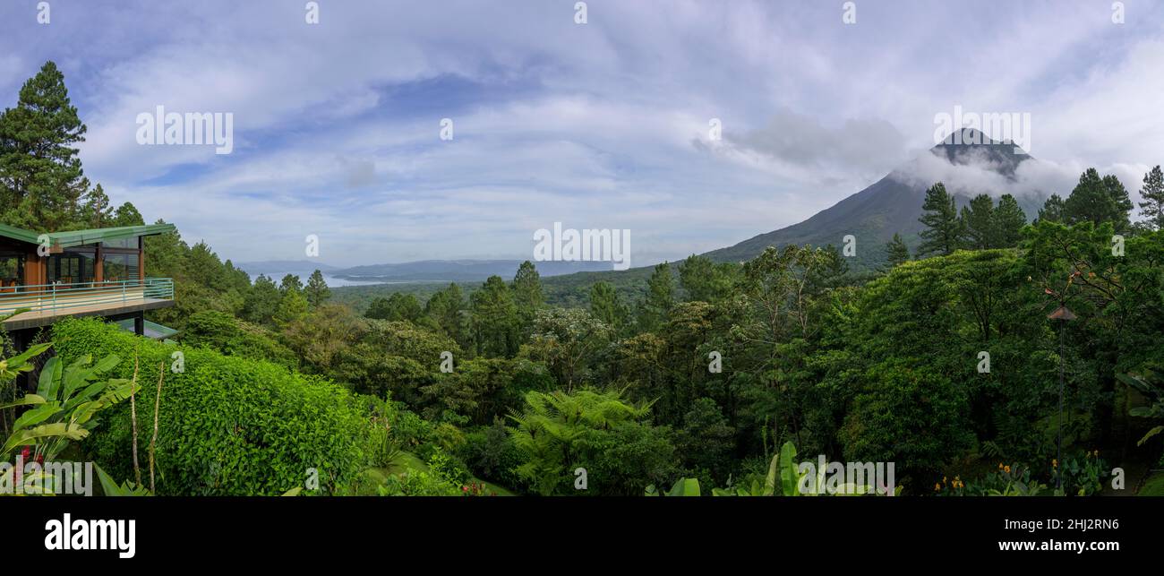 Blick von der Terrasse des Restaurants auf den Arenalsee und den Vulkan, Arenal Observatory Lodge, Fortuna, Provinz Alajuela, Costa Rica Stockfoto