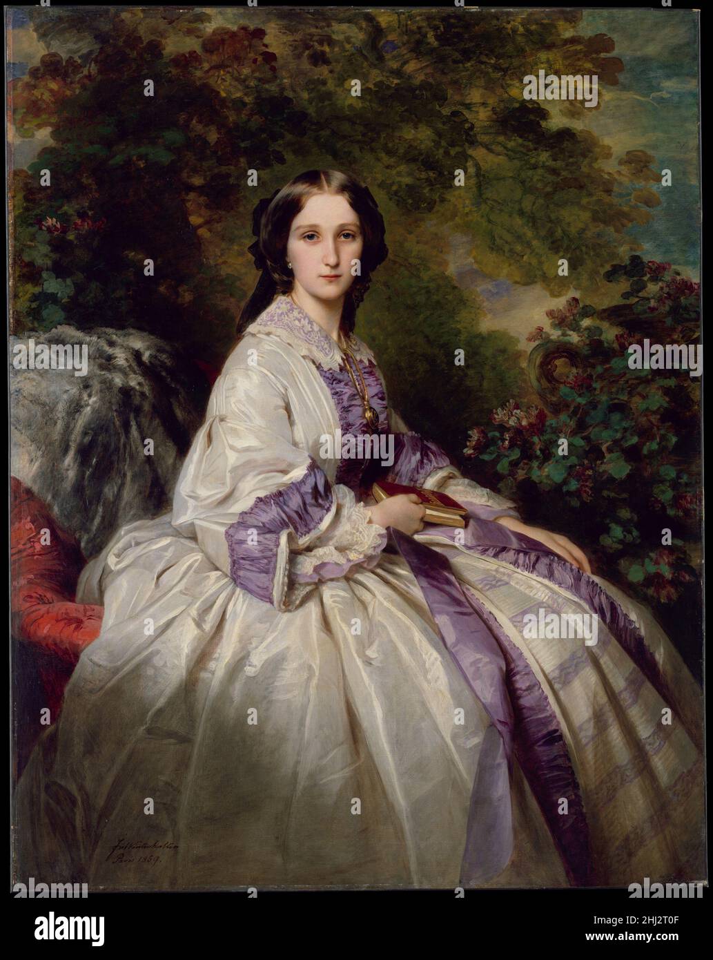 Gräfin Alexander Nikolaevitch Lamsdorff (Maria Ivanovna Beck, 1835–1866) 1859 Franz Xaver Winterhalter die deutsche Gräfin Maria Ivanovna Lamsdorff war die Frau eines russischen Aristokraten und Frankophilen und die Tochter eines Dichters und Übersetzers, der das Buch der englischen Poesie in ihrem Schoß erklären könnte. Sie war vierundzwanzig Jahre alt, als sie zu Winterhalter saß, der zu den ersten Porträtisten des europäischen Adels gehörte. Obwohl er in Deutschland ausgebildet wurde, verbrachte er den größten Teil seiner Karriere in Paris, und seine Bilder spiegeln den kosmopolitischen Stil wider, der mit der Stadt verbunden ist. Die Modewelt der Gräfin Stockfoto