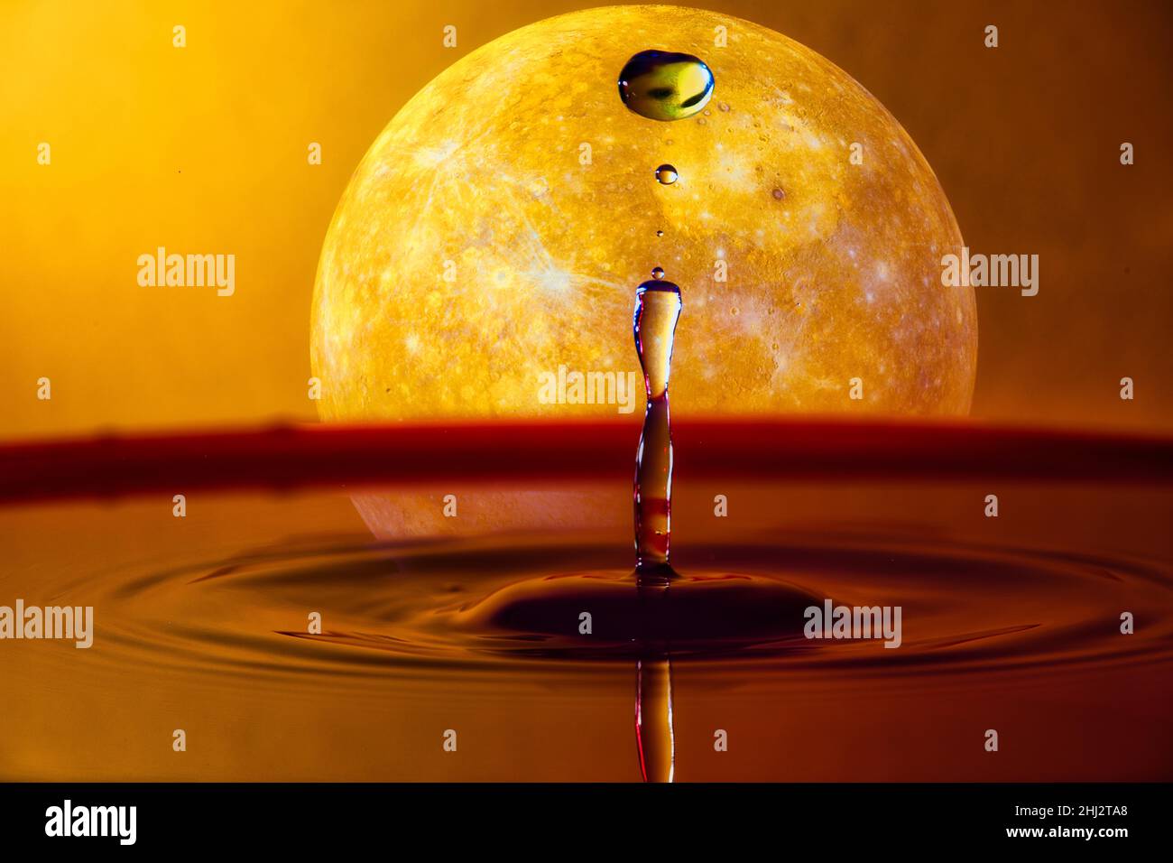 Drop-Fotografie, Wassersäule mit Merkur, Fantasy-Motiv, Fotomontage, High-Speed-Aufnahme, Farbspiel Stockfoto