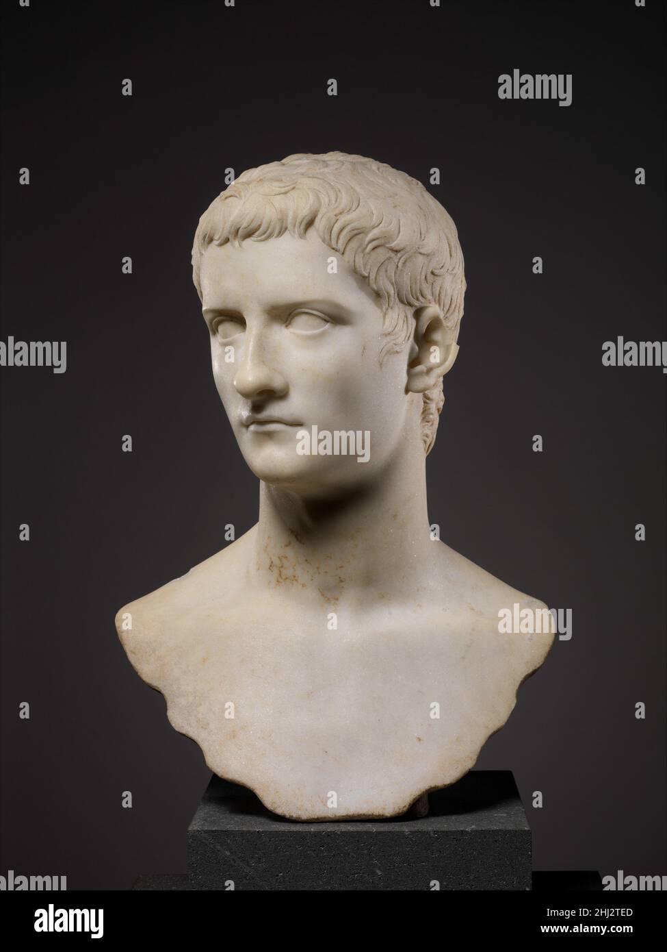 Marmorportrait Büste des Kaiser Gaius, bekannt als Caligula A.D. 37–41 Roman der für Augustus geschaffene Porträtstil wurde von seiner Familie und unmittelbaren Nachfolgern übernommen, um die Einheit und Kontinuität der Julio-Claudianischen Dynastie zu betonen. Diese schöne Büste von Caligula (r. 37 – 41 n. Chr.) weist regelmäßige Merkmale und sorgfältig gestaltete Haarsträhnen auf, die denen in den Porträts des Augustus ähneln. Hier hat der Künstler aber auch etwas von Caligulas Eitelkeit und Grausamkeit in der stolzen Wendung des Kopfes und den dünnen, gespülten Lippen vermittelt. Hören Sie Experten beleuchten die Geschichte dieses Kunstwerks Hören Sie Play oder pa Stockfoto